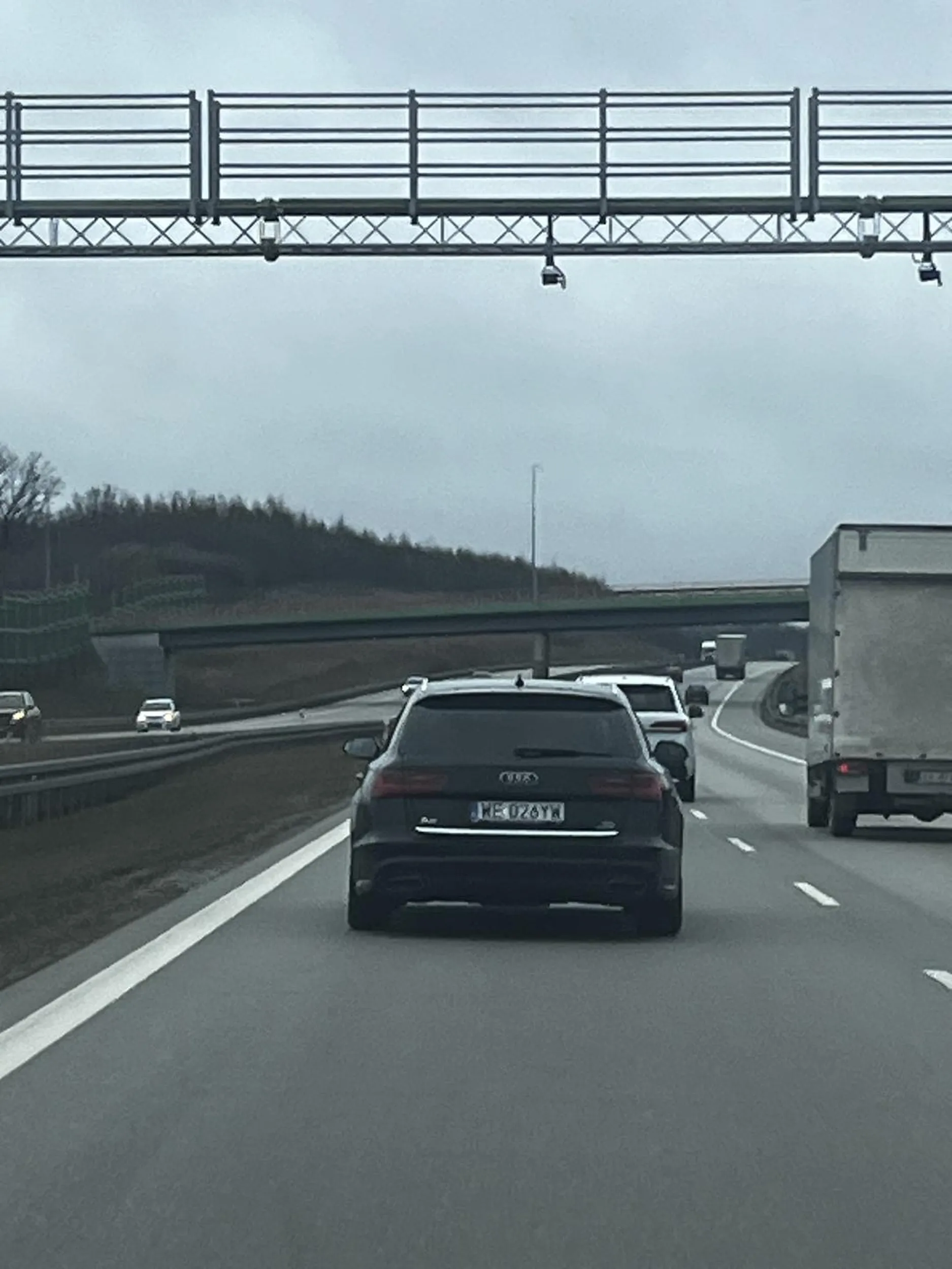 Biała koszula, Audi w leasingu.. Mentalnie „wieś” Zajeżdżanie pasa innym no i oczywiście lewy cięgle. Hamowanie przed maską …