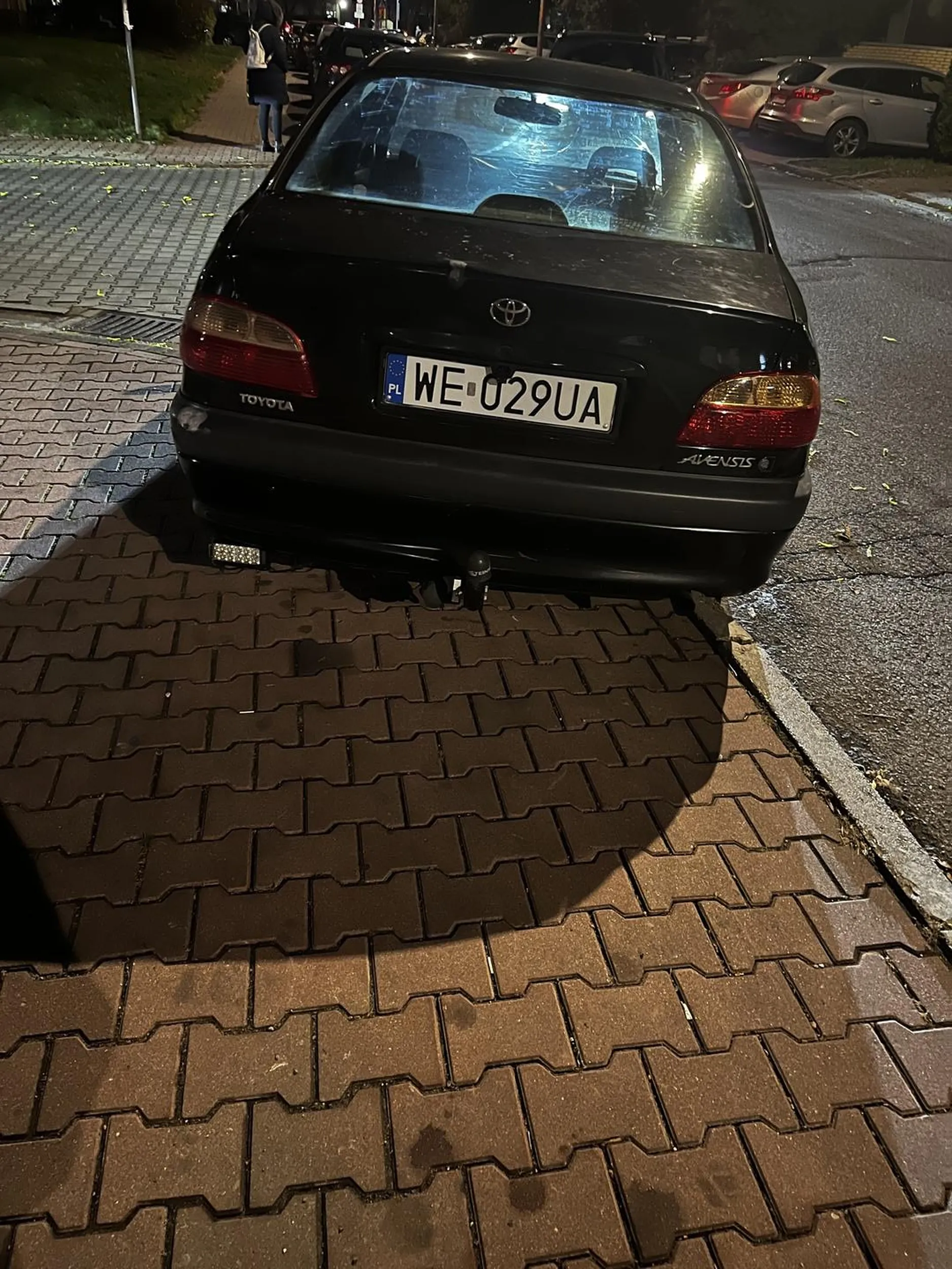 Kolega chyba nie mógł znaleźć miejsca więc zaparkował na ulicy