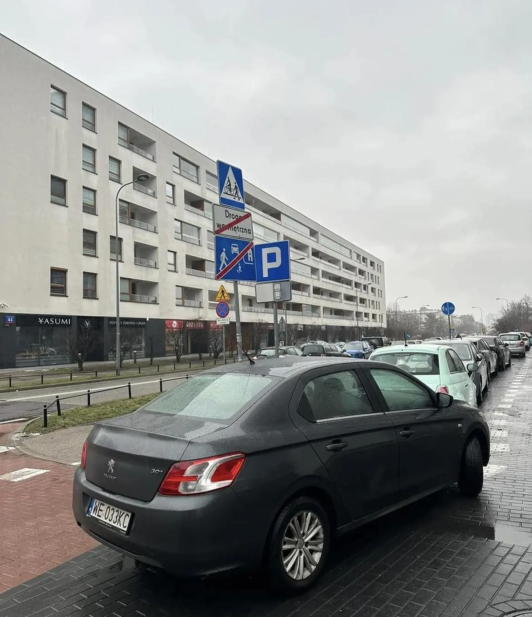 Notorycznie parkuje niemalże na środku jezdni blokując przejazd dwukierunkowy na ulicy i ogranicza widoczność na przejściu dla pieszych