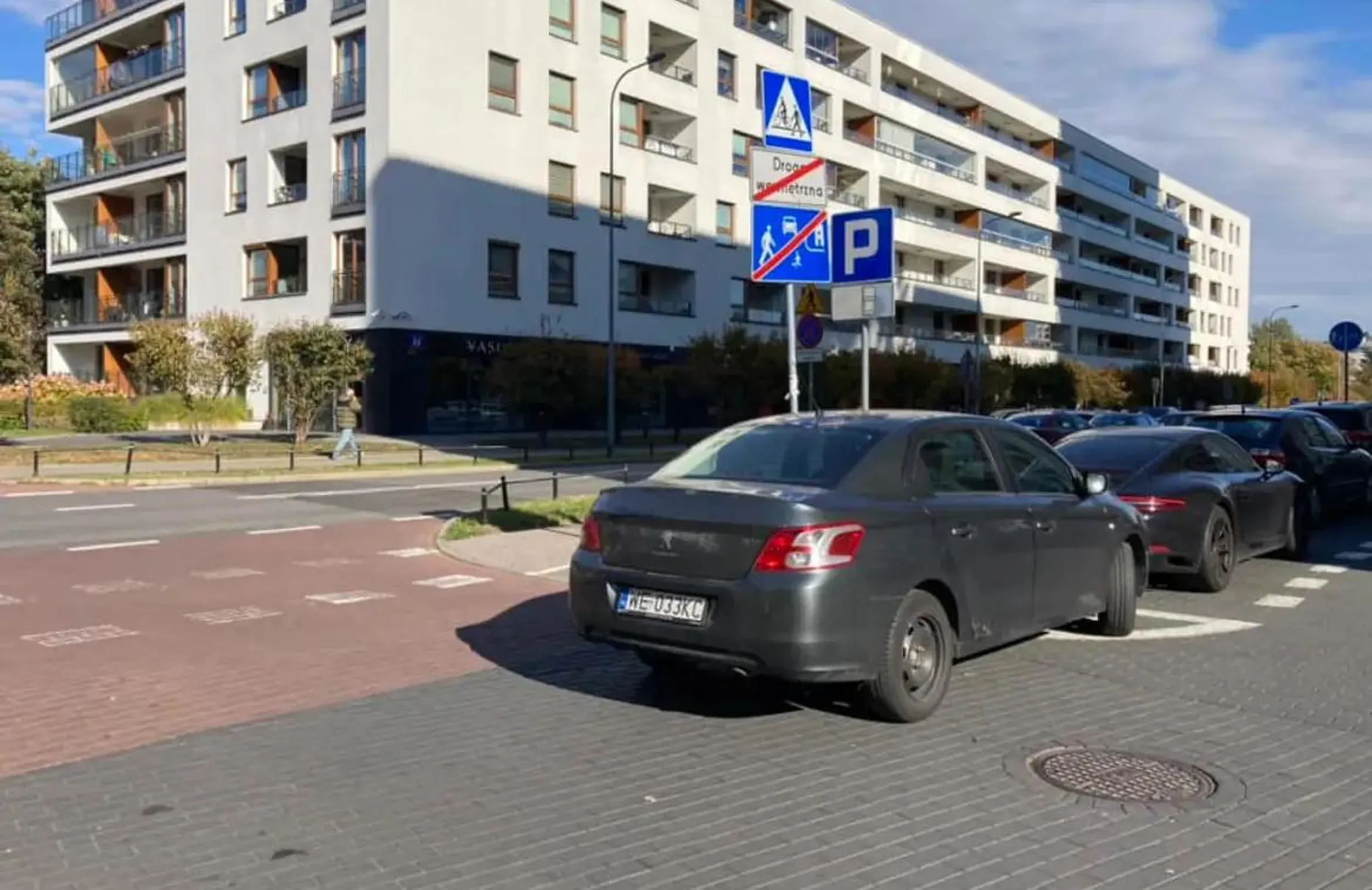 Notorycznie parkuje niemalże na środku jezdni blokując przejazd dwukierunkowy na ulicy i ogranicza widoczność na przejściu dla pieszych