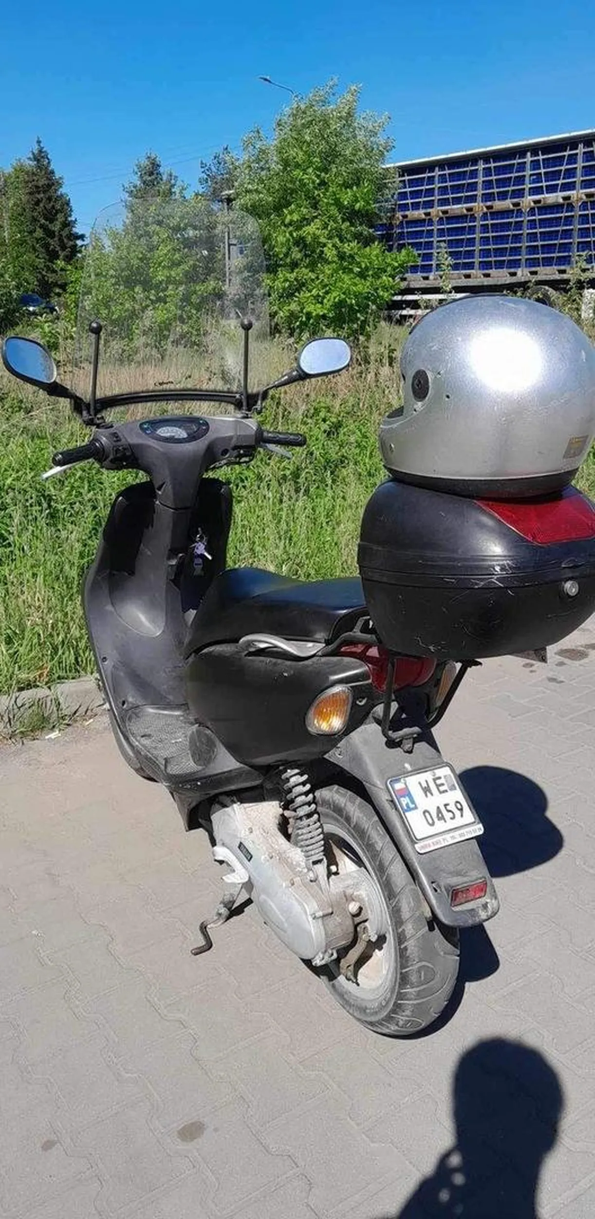 Jeździ na jednym kole po boisku szkolnym