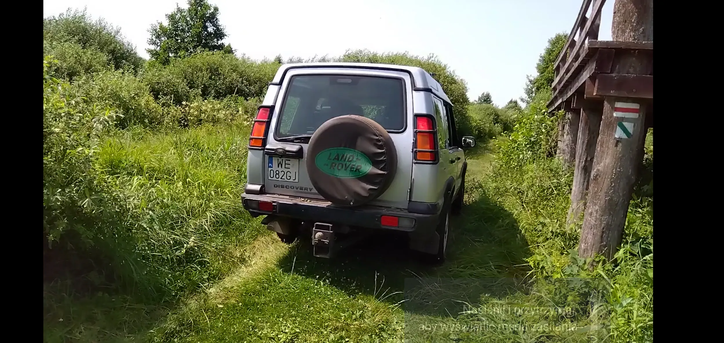 Ten oto miły pan razem z żoną i dzieckiem wjechał w sam środek rezerwatu w Biebrzańskim Parku Narodowym. Ten szlak prowadzi do wieży widokowej. Próba zwrócenia uwagi że może jednak by wrócił nieudana. Pojechał dalej. wej, im dalej tym węziej, mam nadzieję że się tam zakopał na amen. Straż parkowa powiadomiona. W Polsce jest mnóstwo miejsc gdzie można taplać samochód w błocie, nie trzeba w tym celu rozjeżdżać naszych najcenniejszych parkow narodowych...