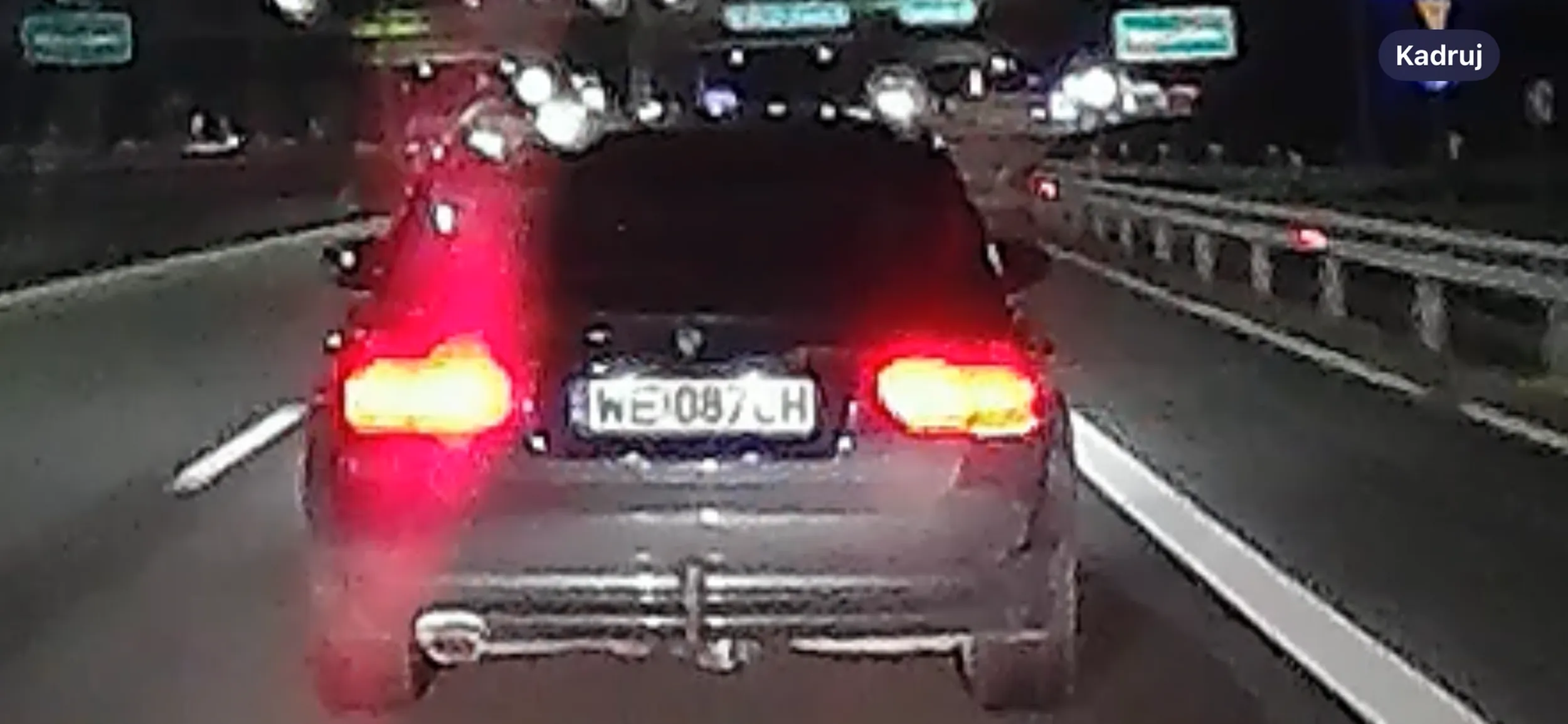 Typowy przypadek kompleksu BMW ? wyprzedzany zjeżdża na lewy pas i spycha wyprzedzającego. 1m na zderzaku i mruganko. Jak widać sam mam zablokowany pas ale ja spokojnie czekam aż pojazd przed  zakończy swój manewr :) i ustępuje kiedy mam na to miejsce. Kiedy w ramach wdzięczności prostaczek dostaje mrugnięcie w pozdrowieniu ( może zrozumie co sam przed chwilą robił … o nie jednak nie ? ) ten jak mała małpka w klatce dostaje ataku i furii drogowej ? do tego chyba boli pupa bo ledwo dogoniłeś Elektryczne pudełko ???  Dodajmy że  to wszystko nie na ekspresówce tylko na drodze dojazdowej z ograniczeniem do 90. Nie jesteś królem lewego pasa i nim nie będziesz. Polecam wyleczyć kompleksy??