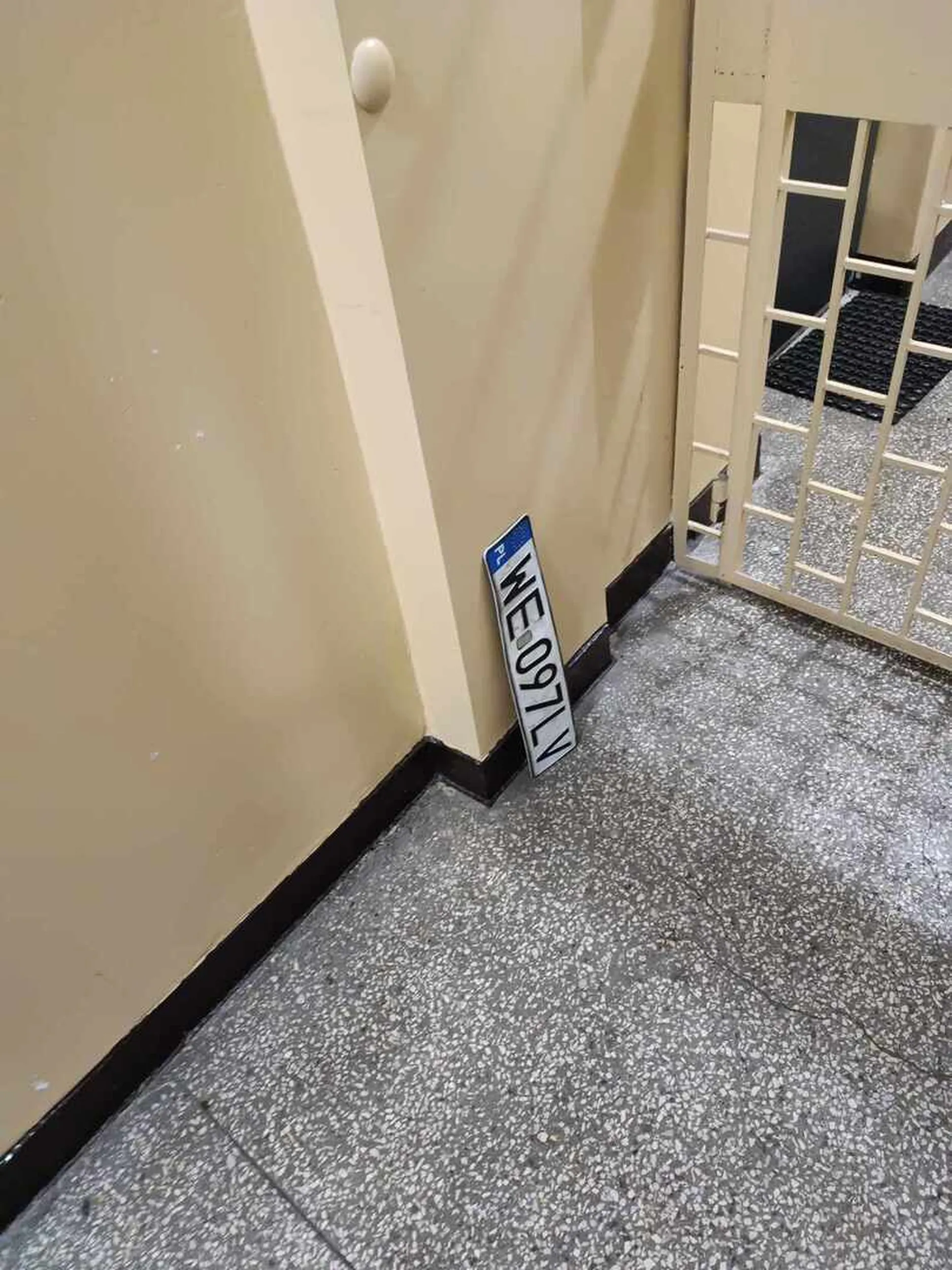 Znalazłem tę tablicę na klatce schodowej po sylwku i nie wiem, czy ktoś ją komuś podpierdzielił? Kontakt do mnie: kuba.rozek@outlook.com