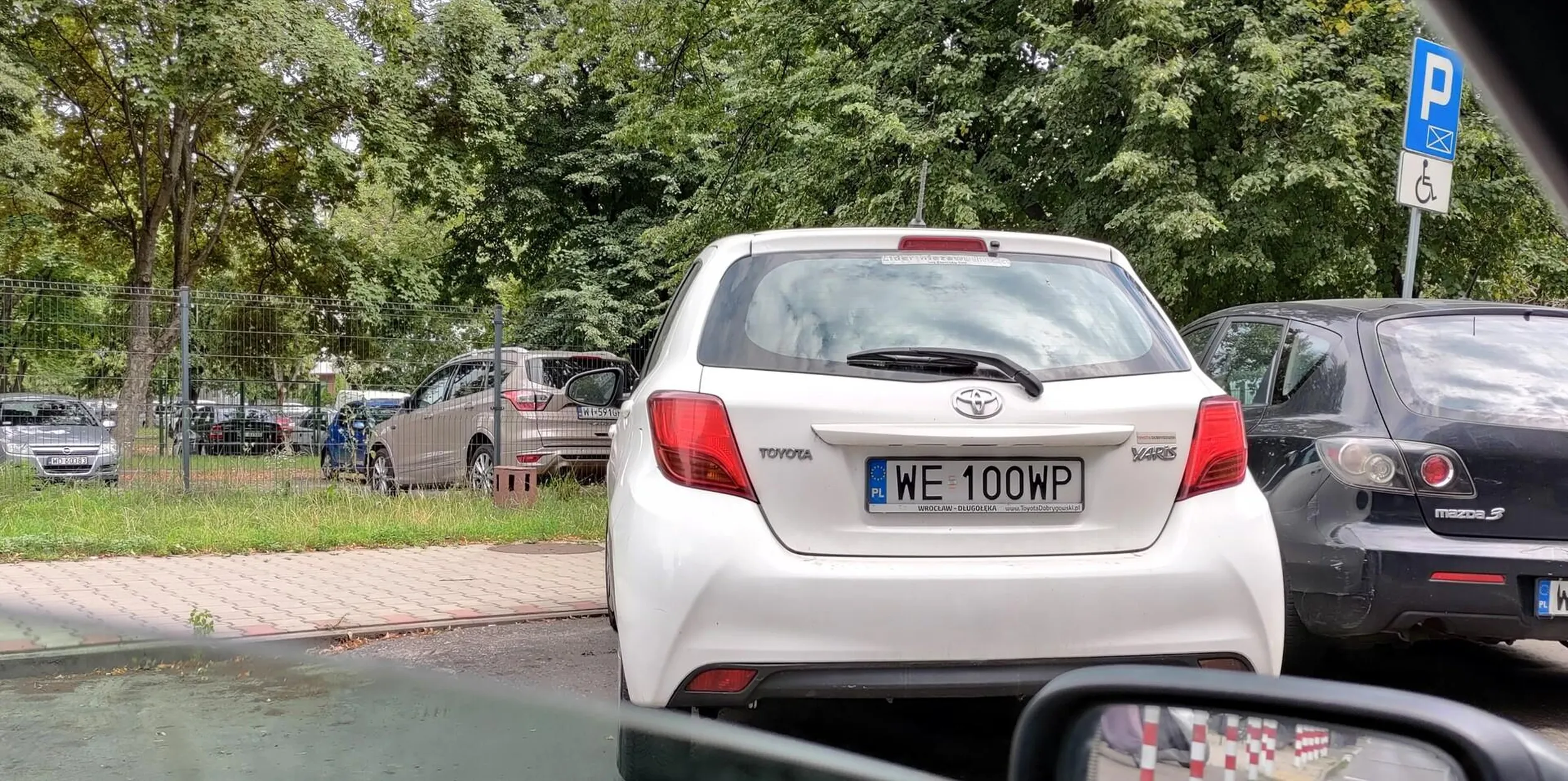 Mimo ogromnej ilości miejsca z lewej strony właściciel zaparkował tak że uniemożliwił wejście kierowcy do auta z prawej. Po lewej stronie było miejsce, właściciel parkował w momencie gdy przejeżdżałem (jechałem za nim, czekałem aż przejedzie). Zwróciłem mu uwagę, spotkałem się z dużą agresją.