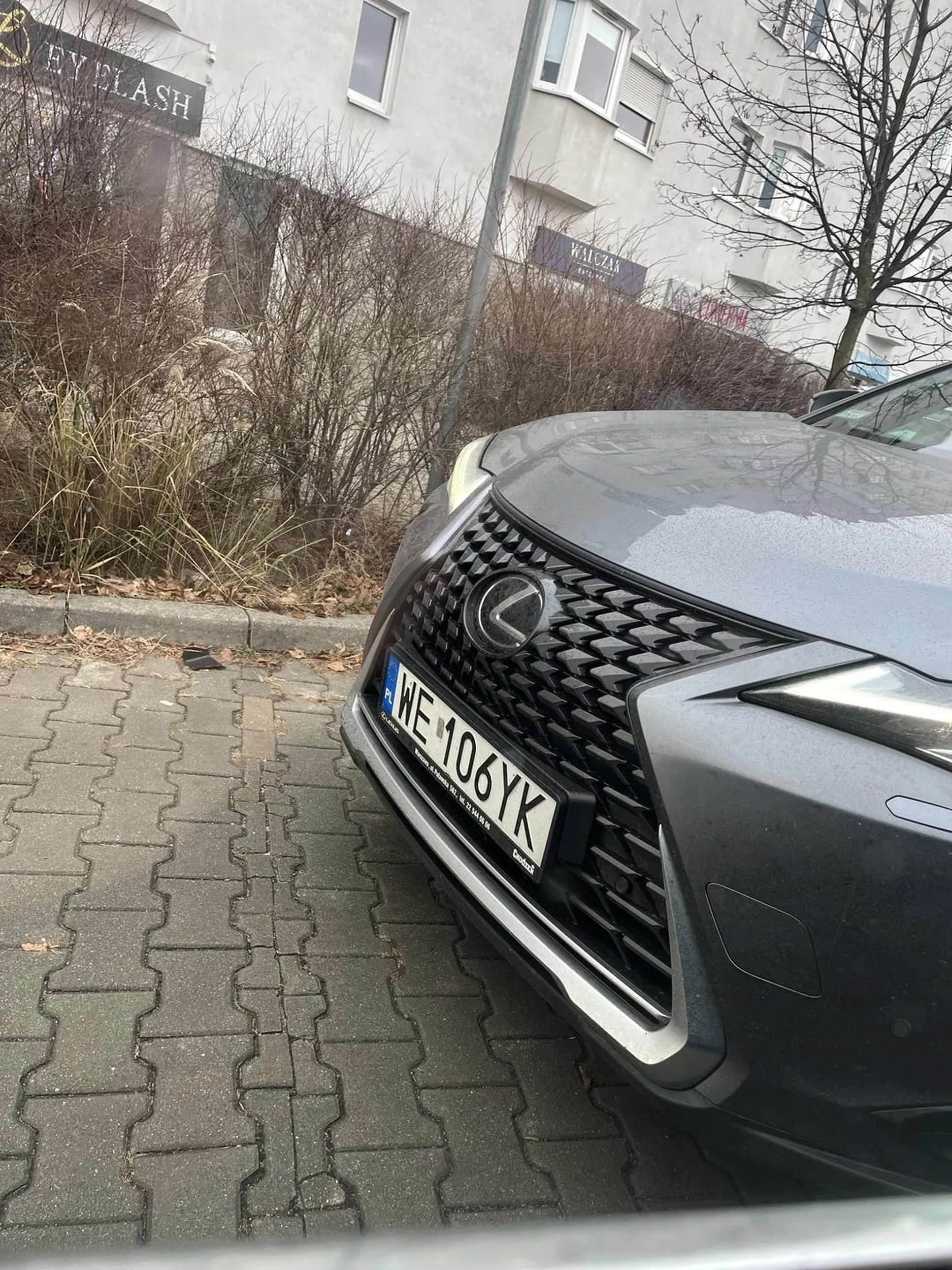 obśliniony dziad z lexusa nie umie jeździć po wąskich uliczkach - jedzie środkiem drogi i oczekuje że każdy będzie wjeżdżał na krawężnik aby ustąpić mu drogi. wysiadł z auta i zaczął coś seplenić i uderzać w moje auto, na koniec pokazał mi środkowy palec. Zapewne jest tu z Ursynowa, uważajcie na niego bo na bank nie jest w pełni zdrowy psychicznie