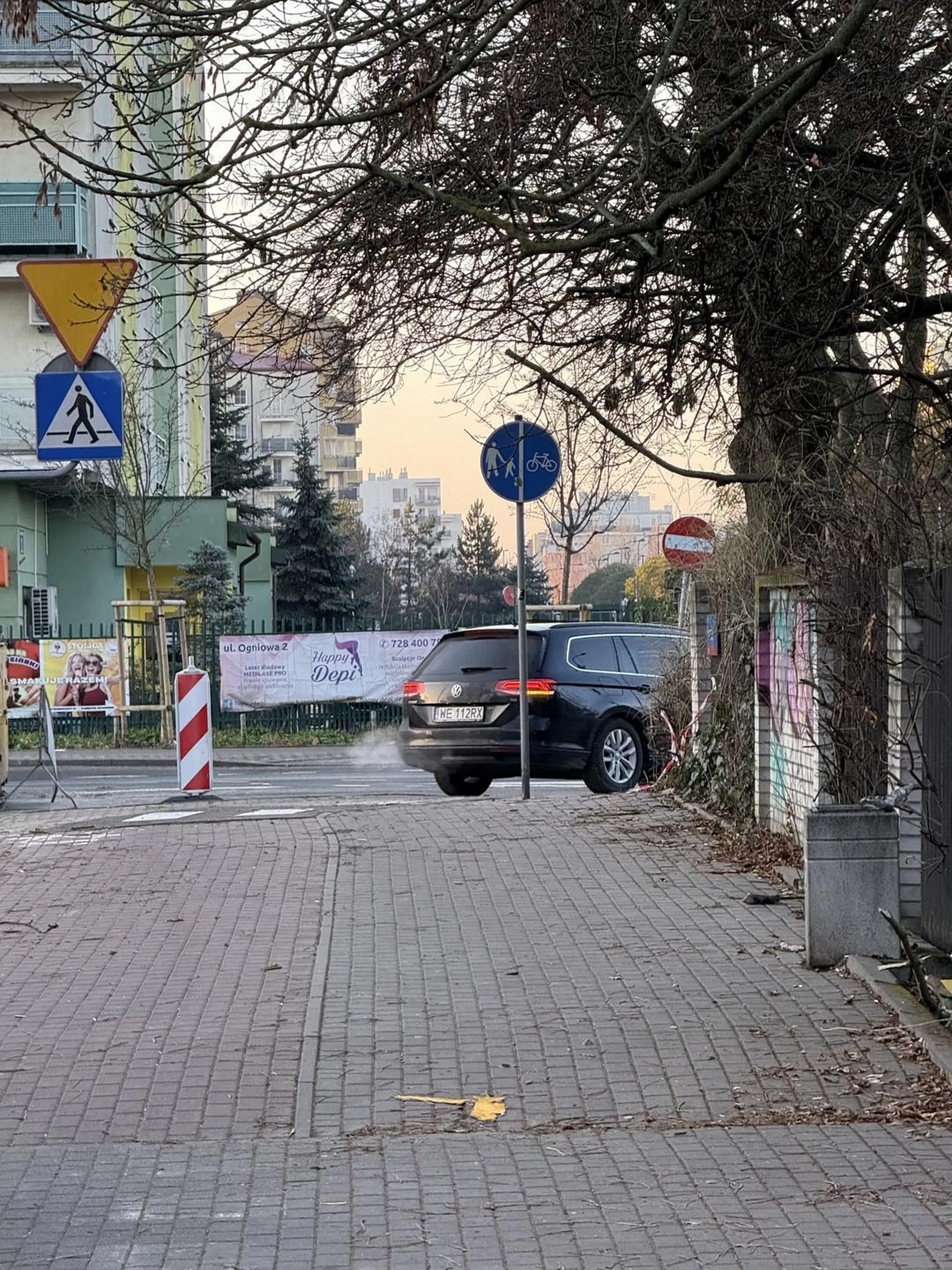 Kierowca lubi jeździć chodnikami po Warszawie.