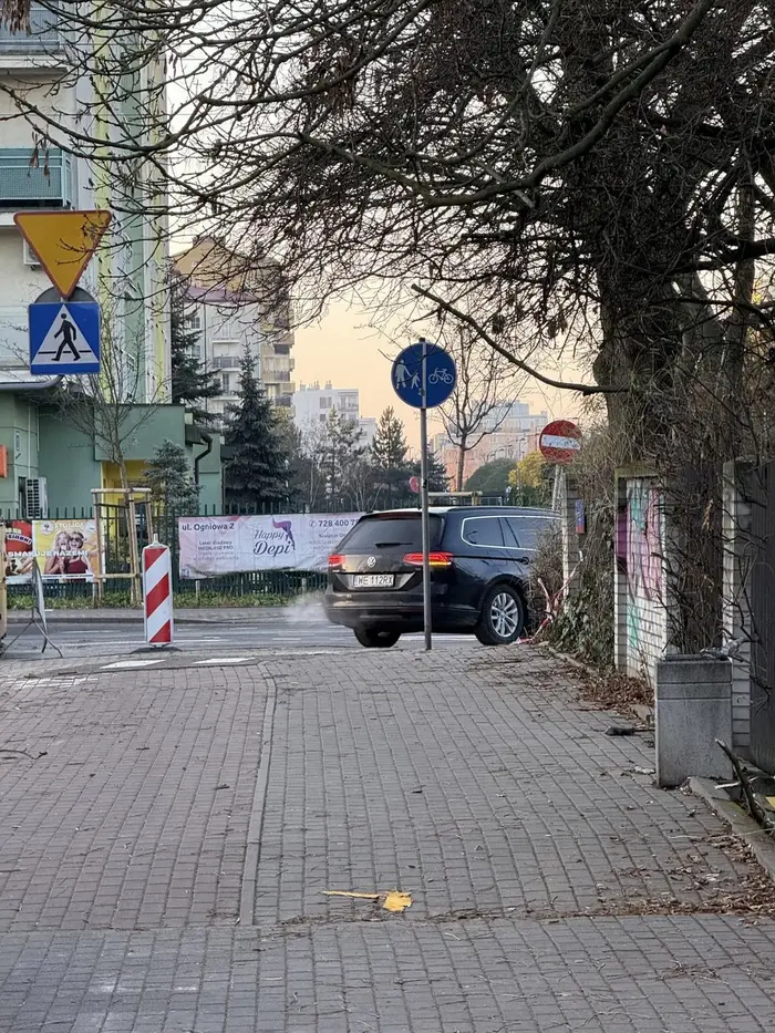 Kierowca lubi jeździć chodnikami po Warszawie.