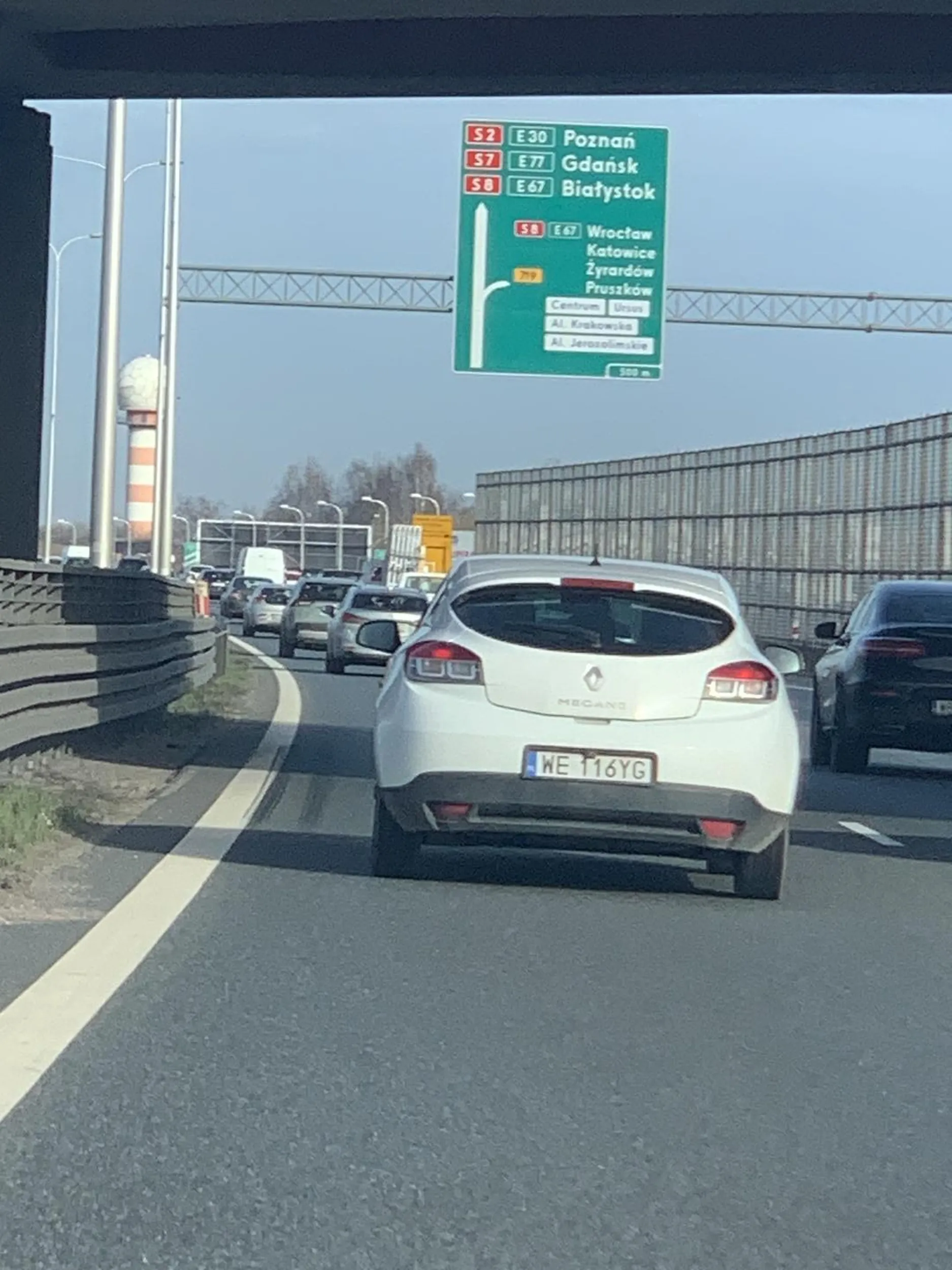 Panu nie działa światło stopu. Powinien być mandat za jazdę niesprawnym pojazdem, który sprawia zagrożenie na drodze.