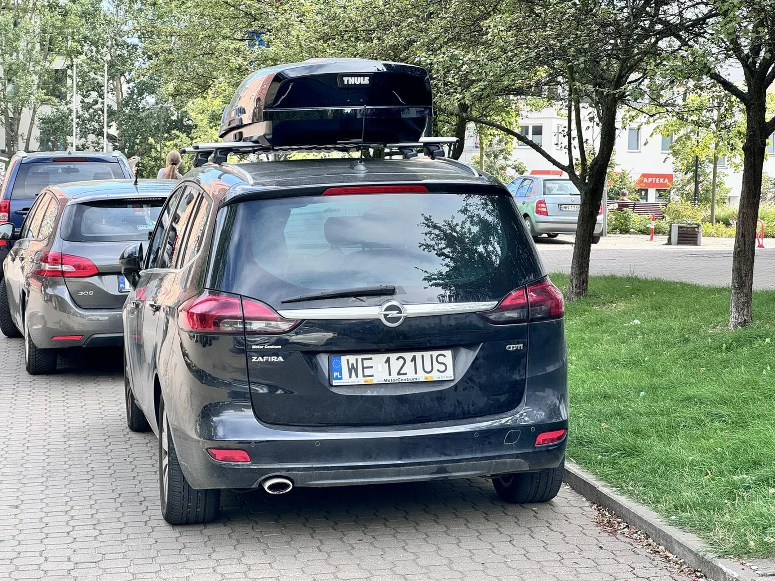 Parkowanie na środku chodnika blokując cały ruch pieszych. Gratuluję intelektu kierowcy.