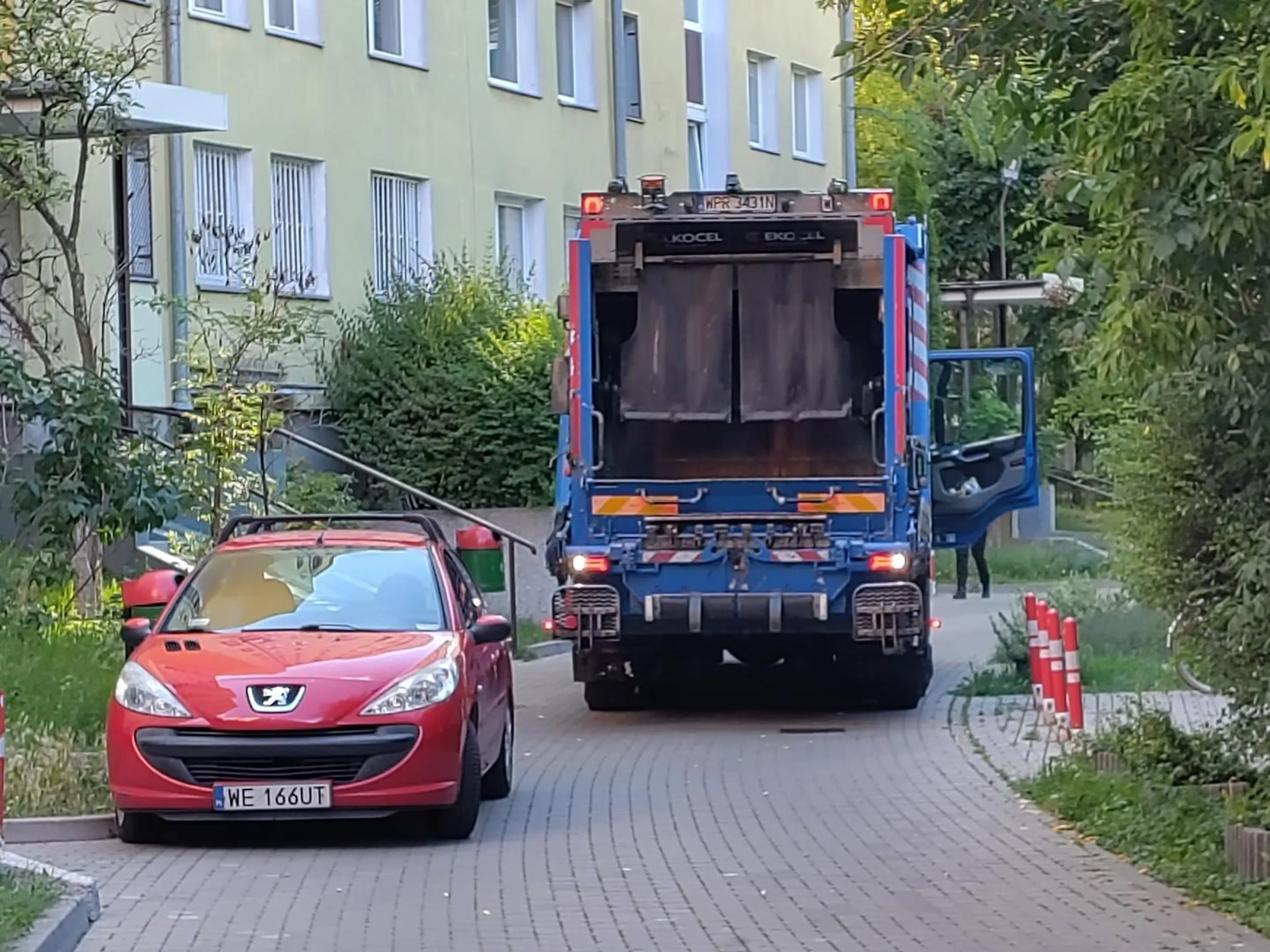 Blokował śmieciarkę i zaparkował w strefie zamieszkania. Obok są nawet tabliczki przypominające o zakazie parkowania
