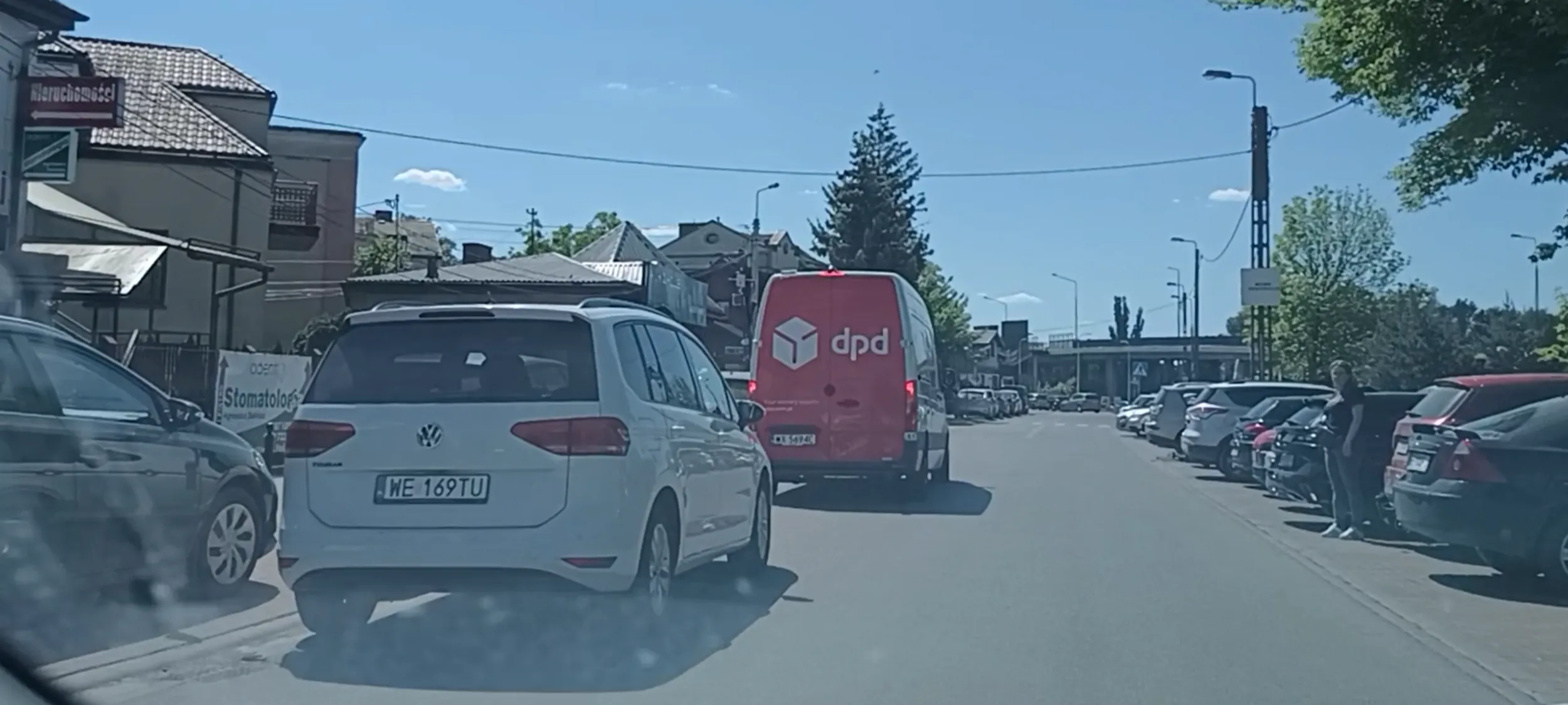 Złom po wypadku stoi na jezdni na pasie do ruchu w przeciwnym kierunku. Co za ameba.