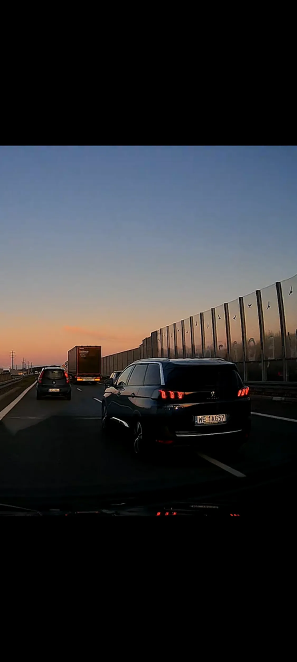 Na autostradzie wymusza zmieniając pas jadąc wolniej niż jadący sąsiednim pasem, stwarzając zagrożenie i zmuszając do gwałtownego hamowania . Po zrównaniu się z nim okazało się że za kierownicą siedział pejsaty i wymachiwał środkowym palcem.