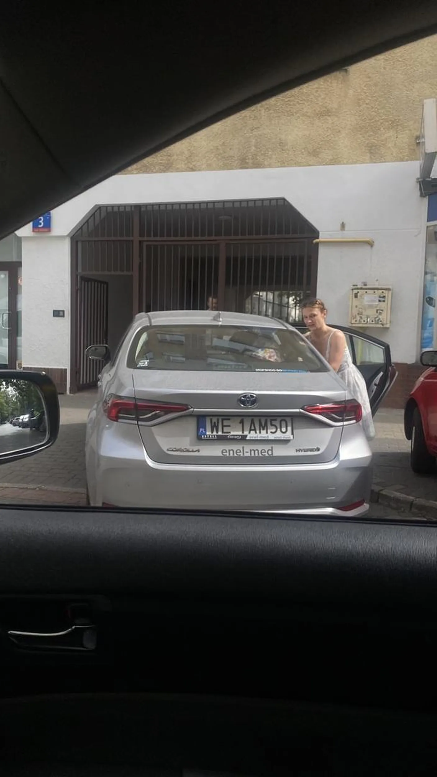 Parking przy wjeździe na osiedle ponad 20min czekałem.