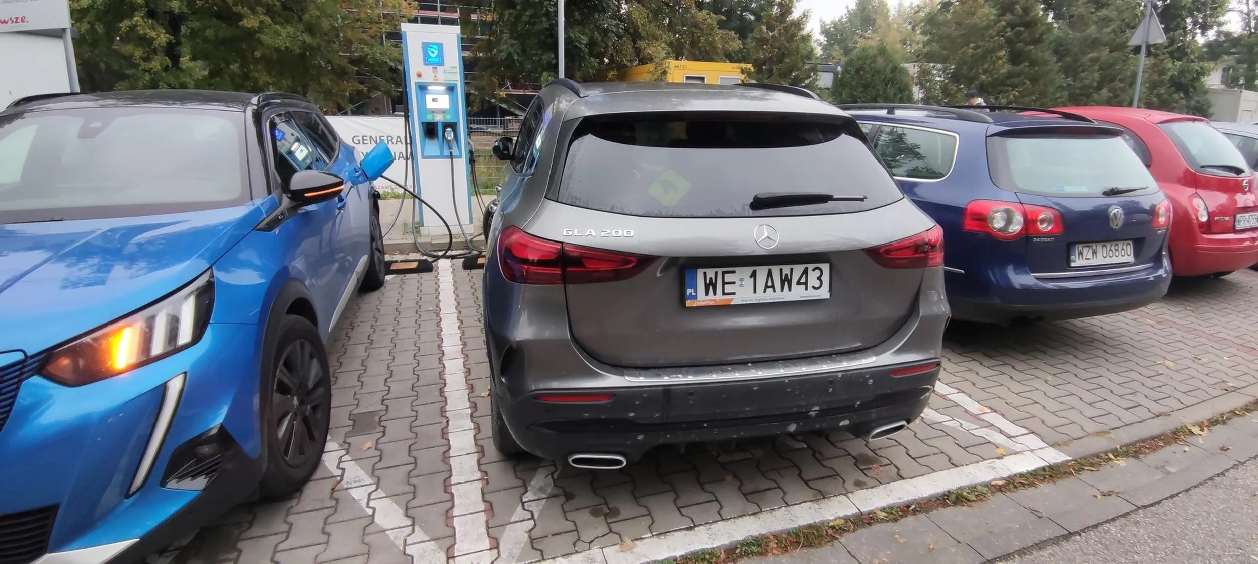 Parkuje gdzie popadnie, taki typowy egoista.