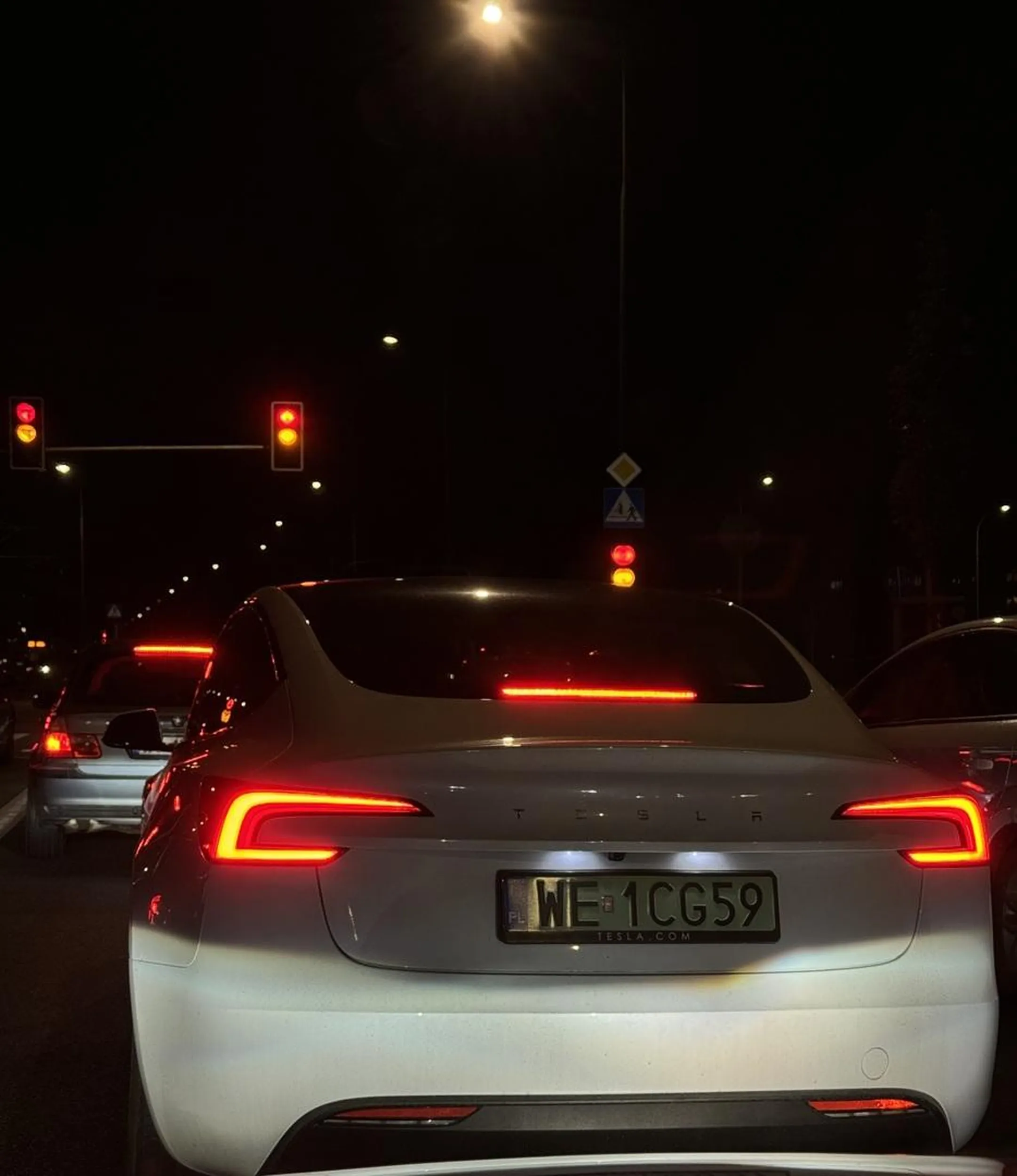 Zapierdalanie slalomem między samochodami, jakby grał w NFS. Obyś zawsze zdążył zahamować przy takich rajdach.