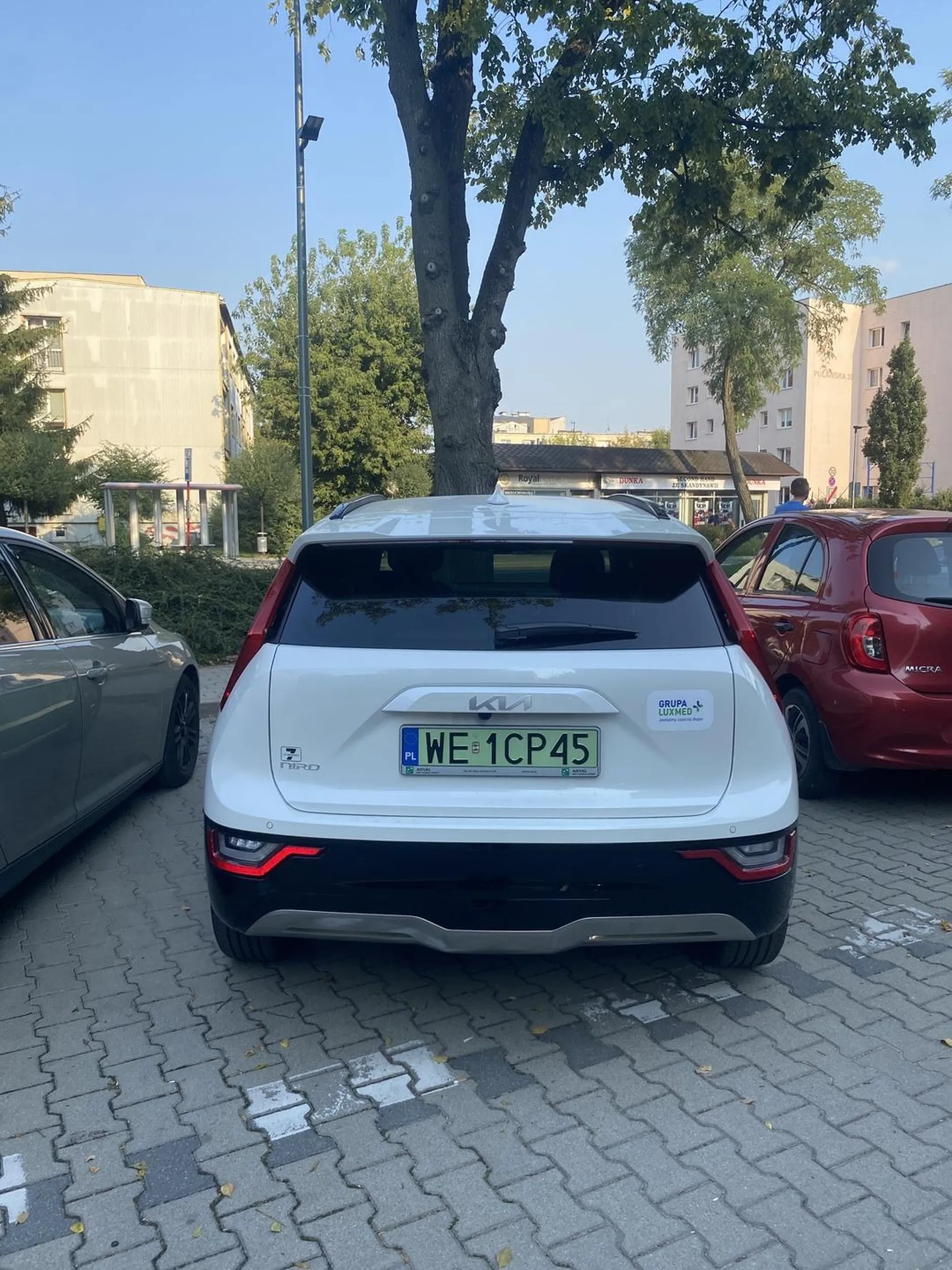 Głupi dziad, pilnuje się miejsca dla osoby która mieszka w bloku, a pajac z innego bloku, który ma swój inny parking, próbował rozjechać osobę pilnującą miejsca i ją zwyzywał