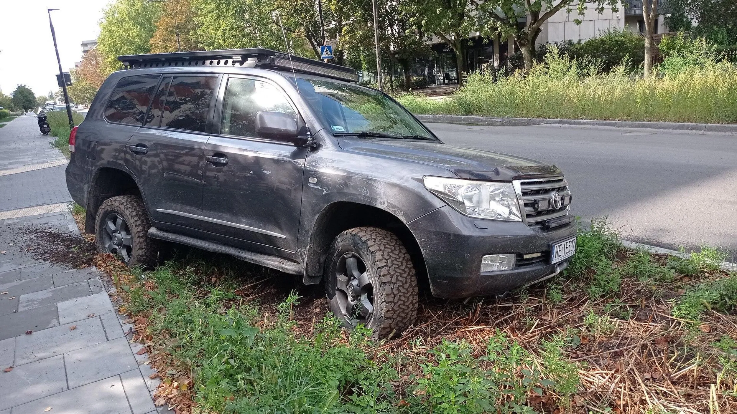 Przykład ameby umysłowej spod znaku "parkuje gdzie chce" dodatkowy plus za bycie ekstra głupim i zakopanie Land Cruisera