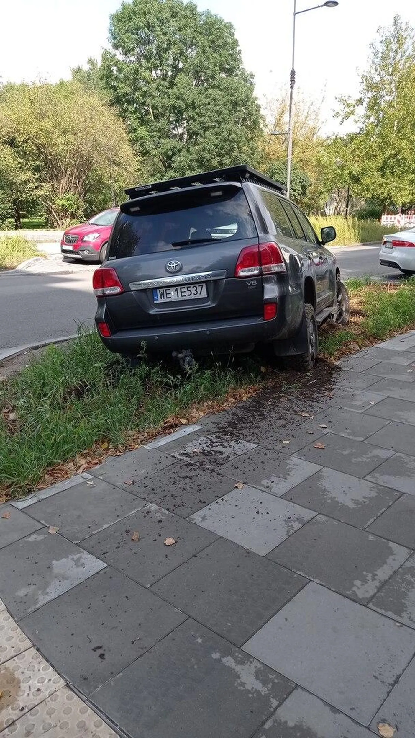 Przykład ameby umysłowej spod znaku "parkuje gdzie chce" dodatkowy plus za bycie ekstra głupim i zakopanie Land Cruisera
