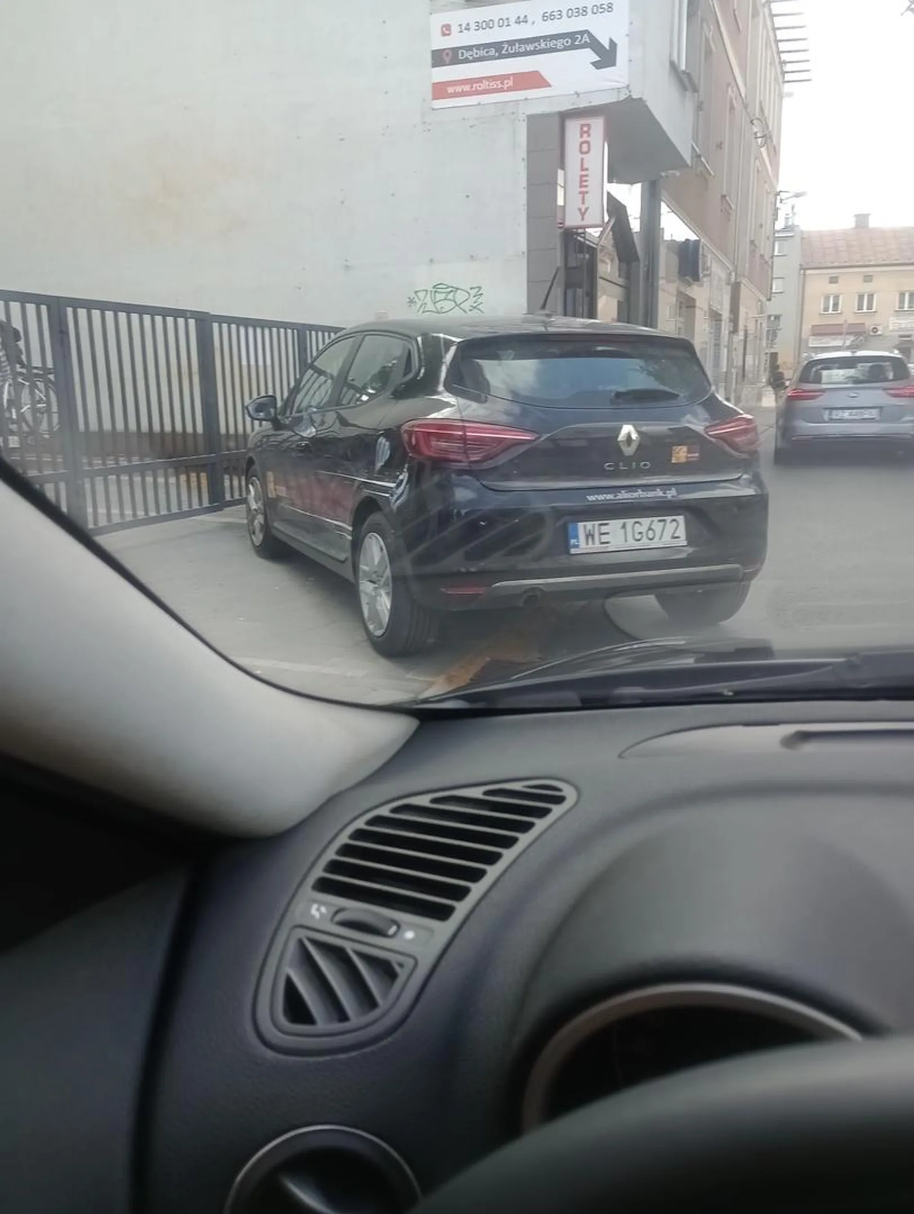 Zastawioną droga,paniusia ,,zaparkowała" i się ulotniła.Wązka ulica a przejechać się nie da.