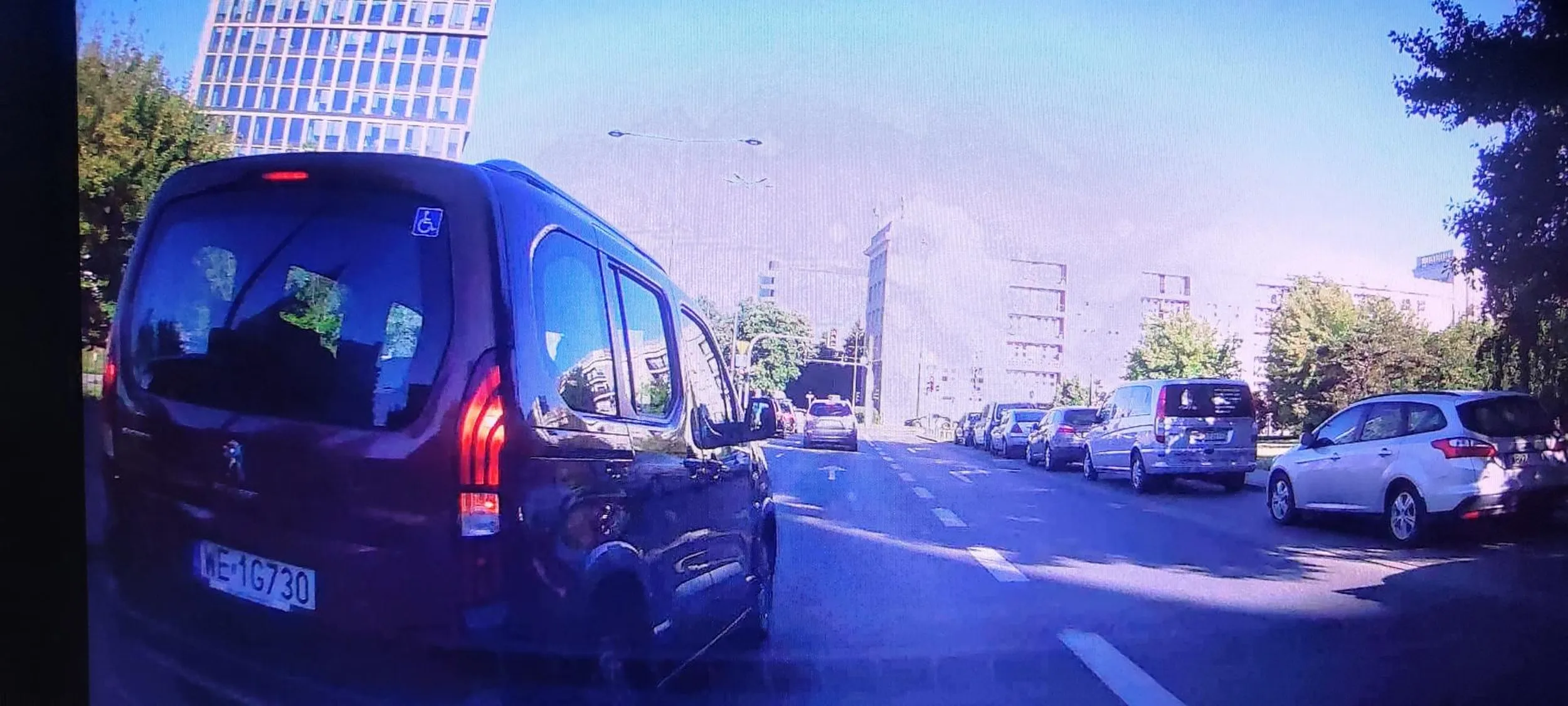 Dawno takiego zjeba nie widziałem, rozmawiasz przez telefon podczas jazdy wpierdalasz się przed samą maskę po czym jeszcze usiłujesz chyba wyłudzić jakieś odszkodowanie hamując na siłę. Imbecyl jakich mało.