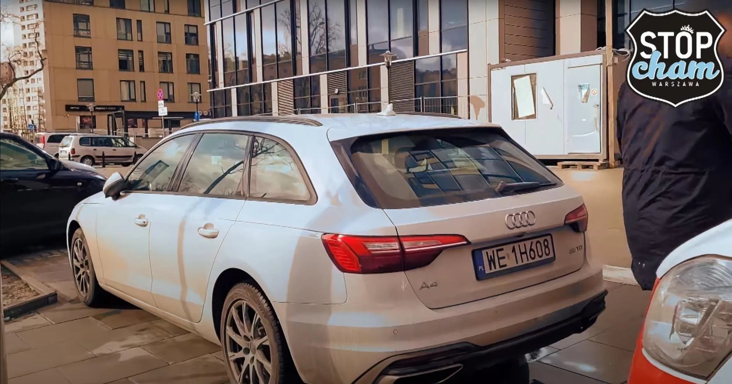 Piękne parkowanie na chodniczku...