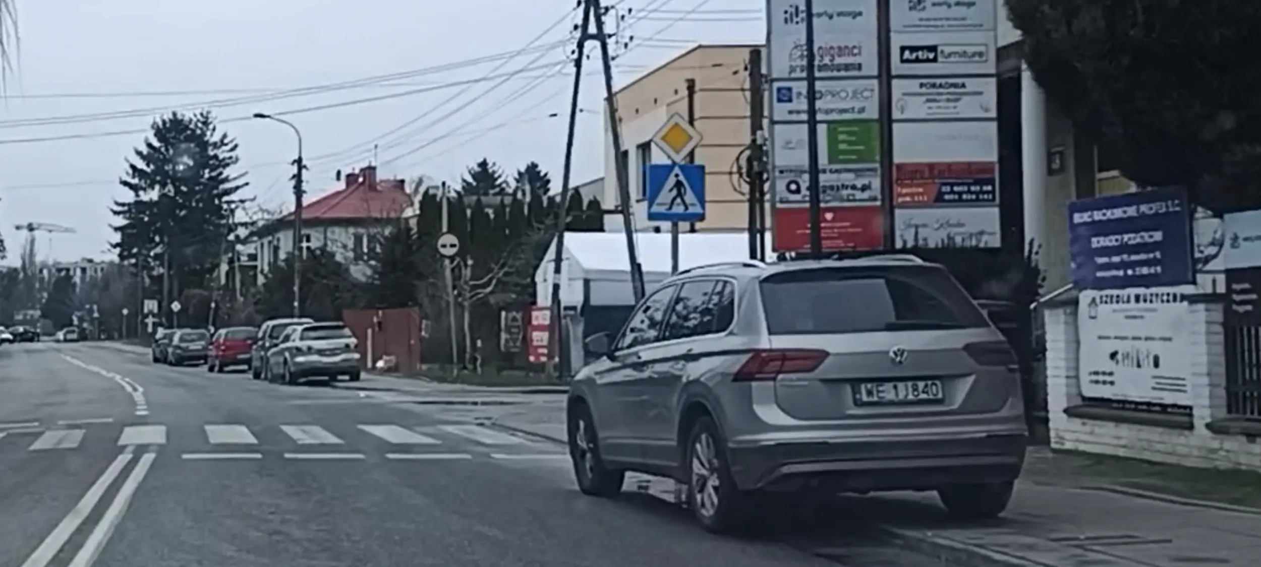 Postawił złoma przed samym przejściem dla pieszych 1m. Prawo jazdy kupił za łapówki.