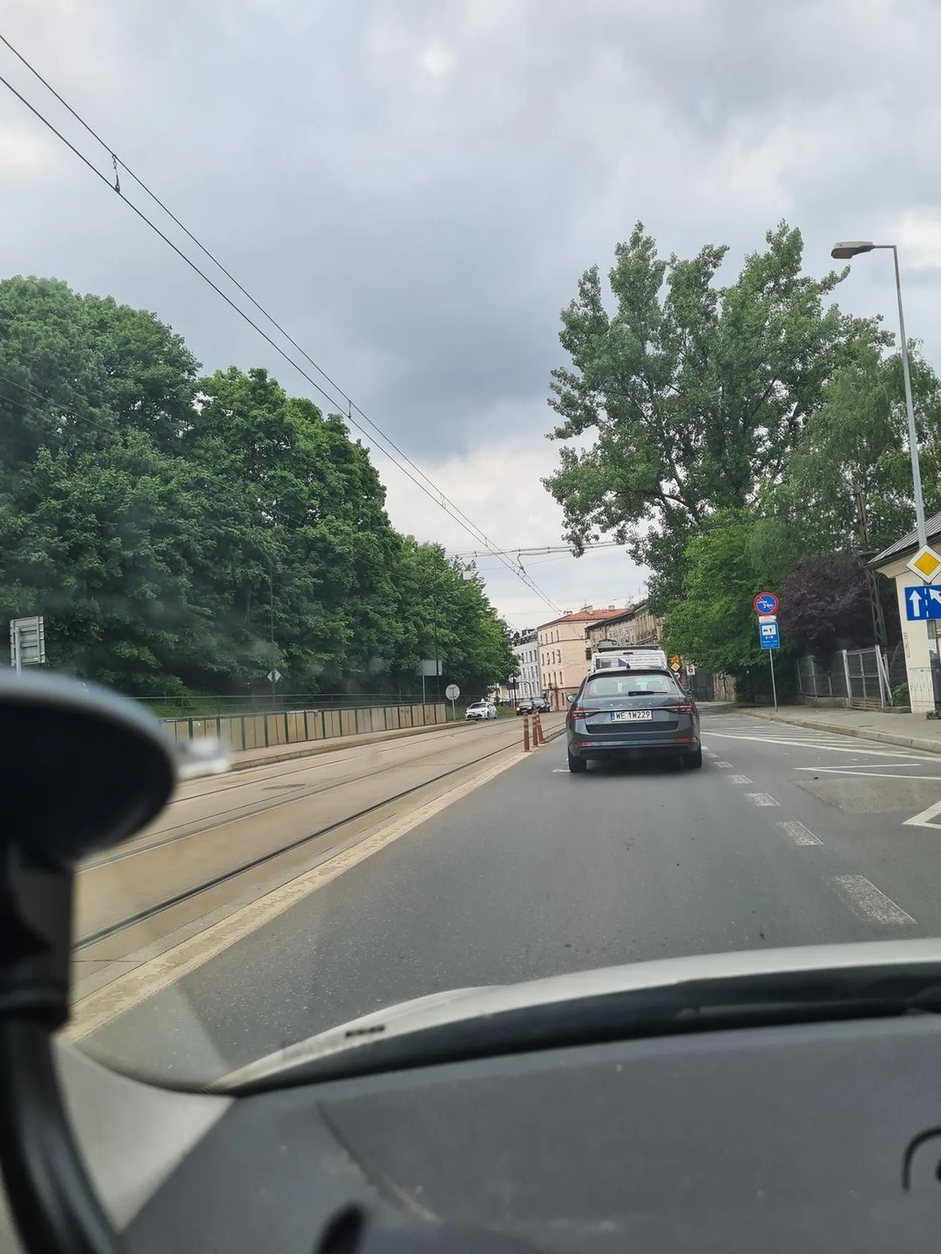 Kierowca wymusza pierwszeństwo jedzie na wprost pasa do prawoskrętu i blokuje ruch