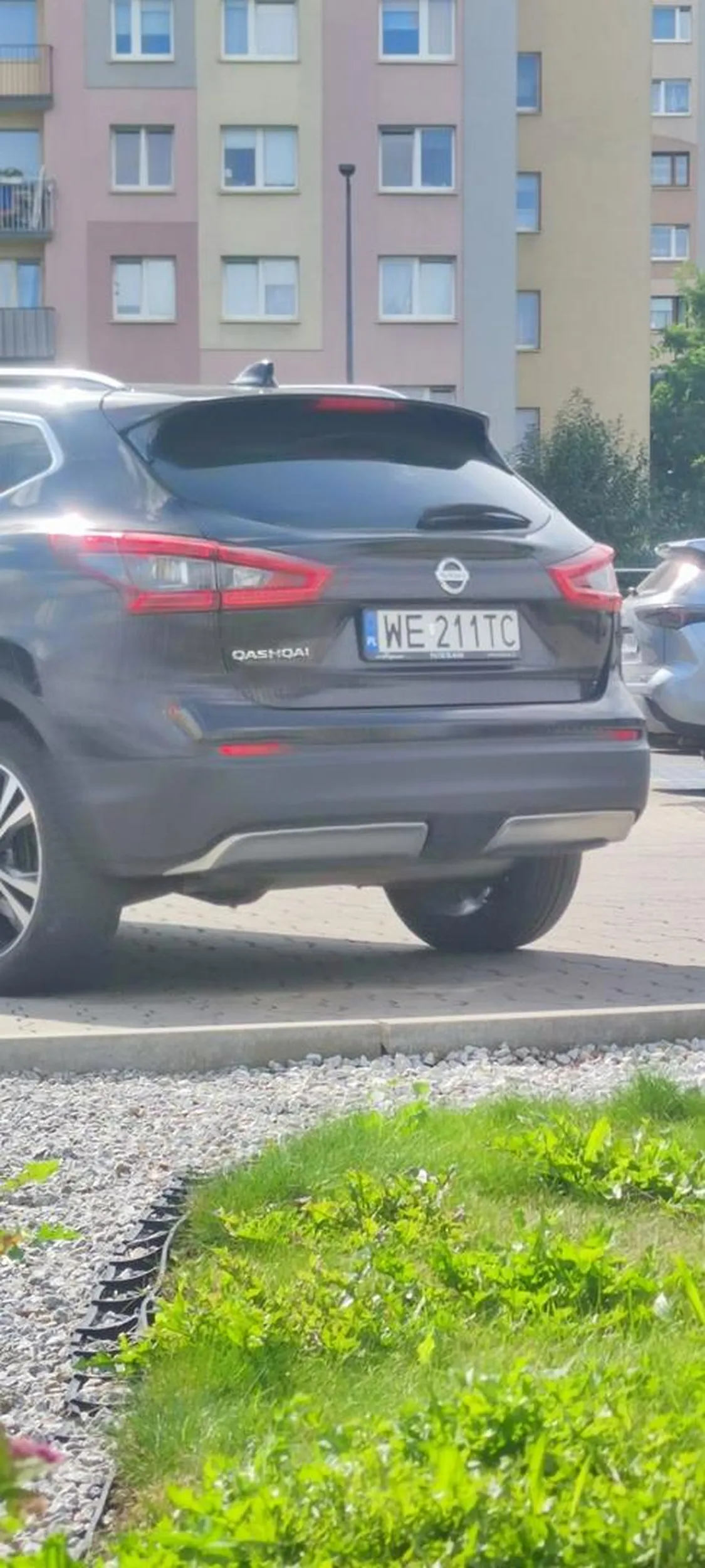 Blądyna ok 50tki parkuje sobie na przejazdach pod sklepami bo jej nie potrzeba parować na miejscach parkingowych.Dramat