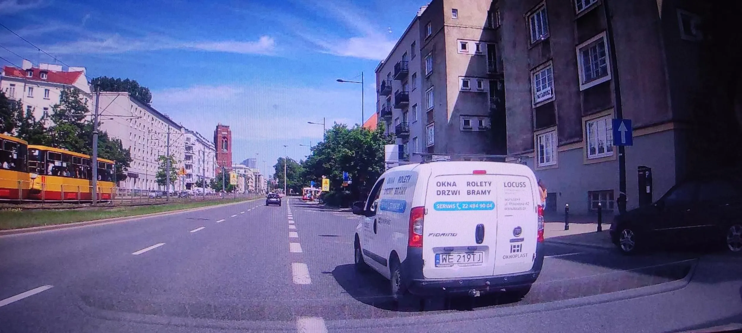 Dawno takiego głąba nie spotkałem na ulicy, żeby na takim skrzyżowaniu gdzie jest jeden pas do lewoskrętu kolizyjny pchać się w lewo z pasa do jazdy na wprost. No trzeba być zjebem. Nie pozdrawiam. Generalnie chłopie słabą reklamę dla firmy robisz taką jazdą.