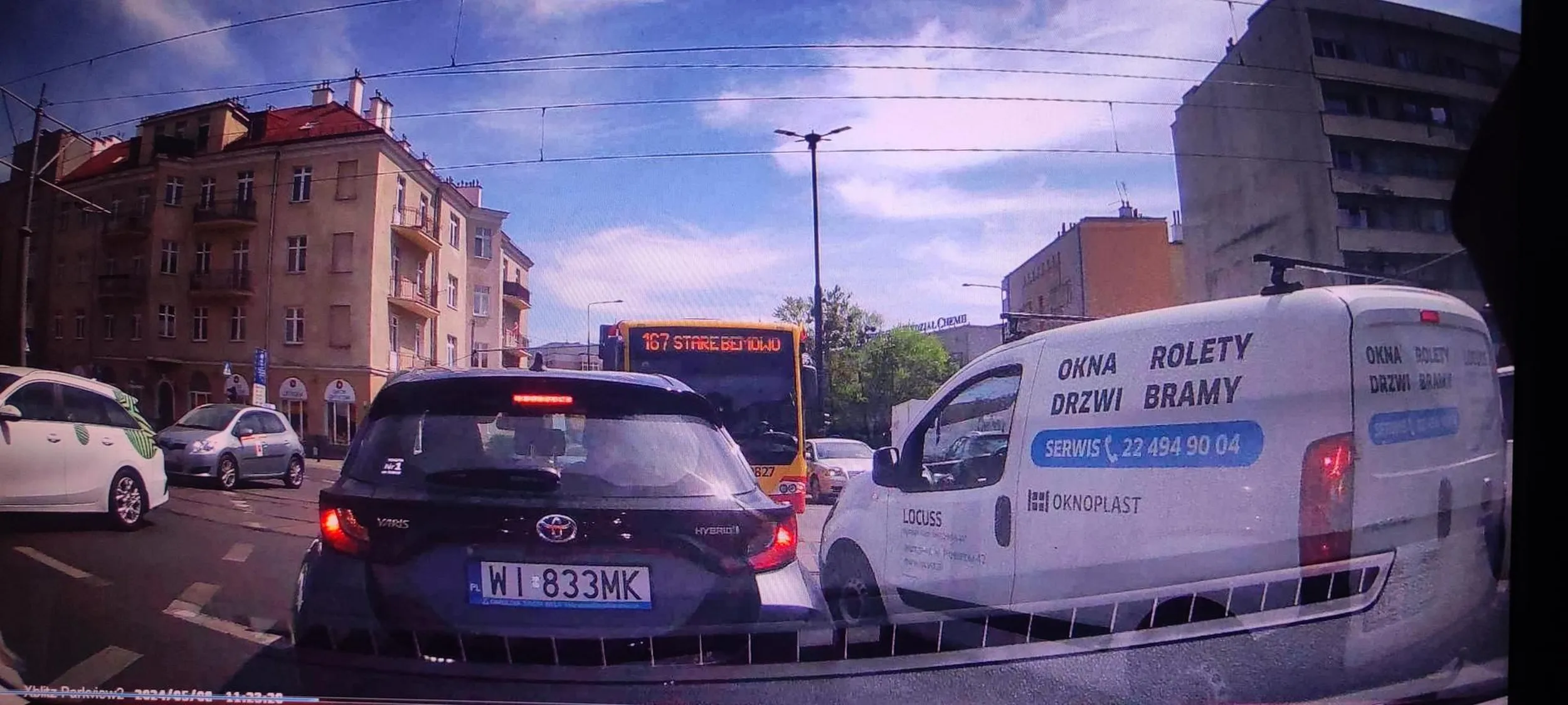 Dawno takiego głąba nie spotkałem na ulicy, żeby na takim skrzyżowaniu gdzie jest jeden pas do lewoskrętu kolizyjny pchać się w lewo z pasa do jazdy na wprost. No trzeba być zjebem. Nie pozdrawiam. Generalnie chłopie słabą reklamę dla firmy robisz taką jazdą.