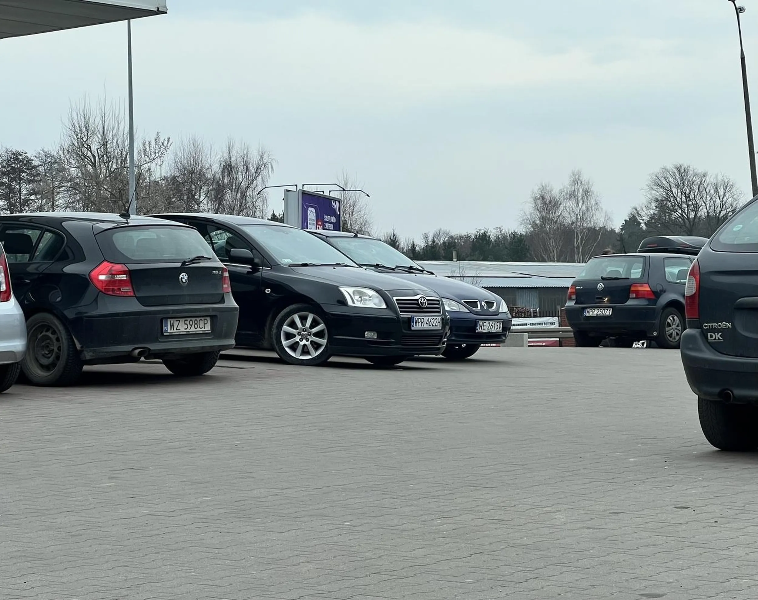 Z cyklu głupi i głupszy, jeden zablokował przejazd i wejście do sklepu to ja też! Ameba parkingowa. Pruszkow, al. Jerozolimskie 454