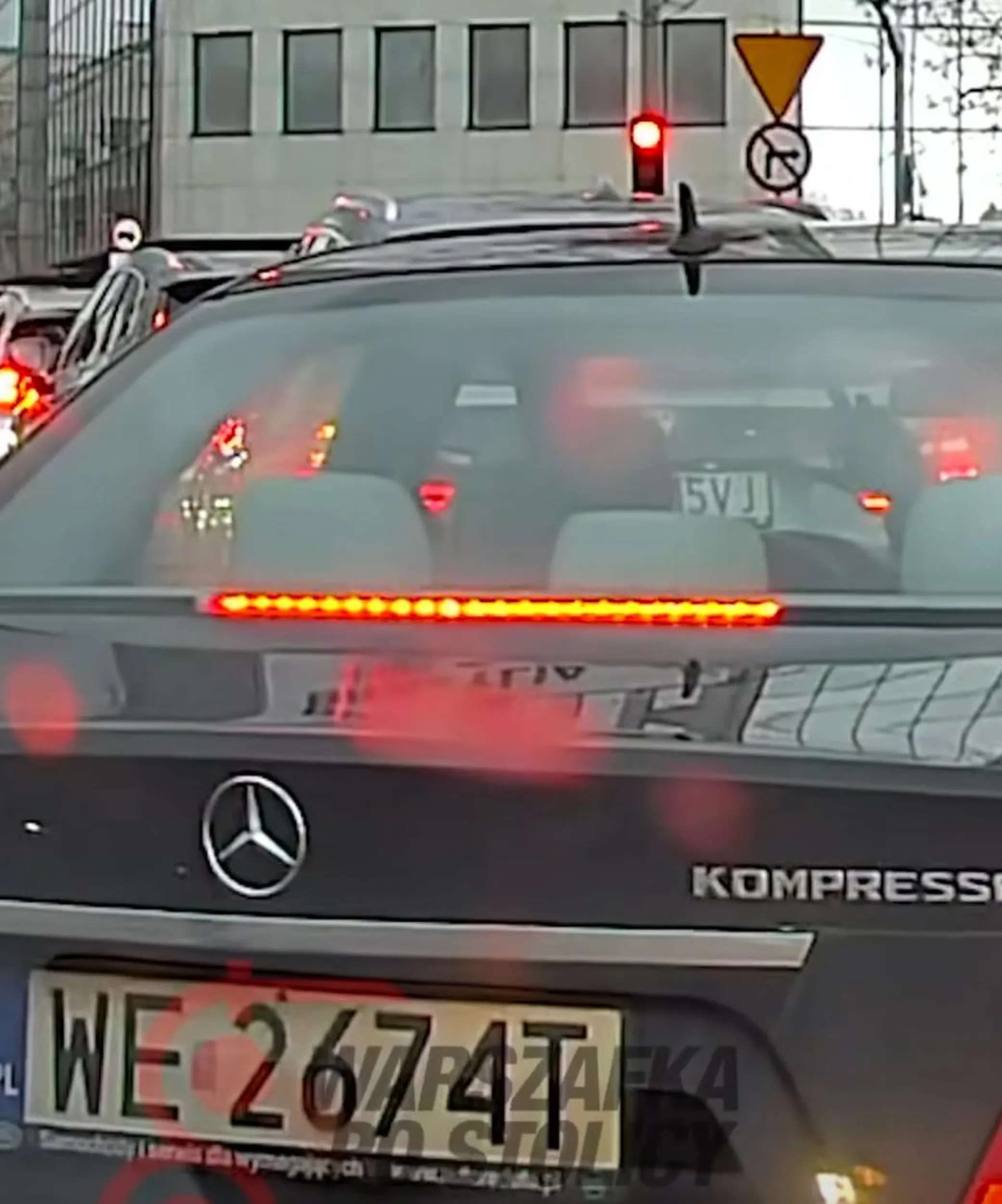 Dorobił się na zmywaku w Niemczech i wciska się teraz wszędzie swoim złomem. A słoma z butów wystaje…