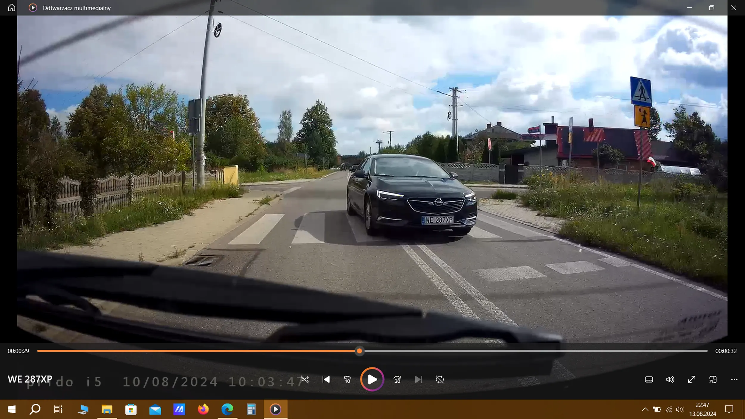 Czy ty chłopie czaisz, co zrobiłeś? Wyprzedzanie na skrzyżowaniu, wyprzedzanie na przejściu dla pieszych, przekraczanie podwójnej linii ciągłej. Razem 2700 zł mandatu i 30 punktów karnych. Gratuluję.