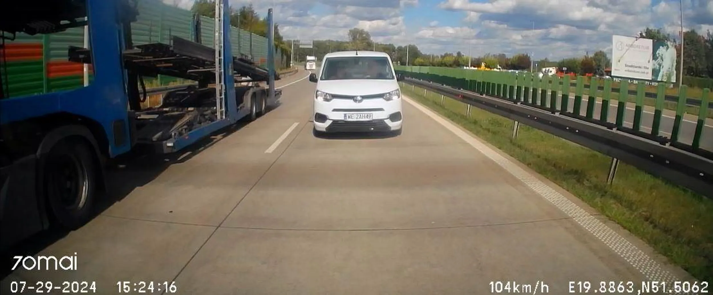 bezpiecznie. przede mną sznur pojazdów, na prawo lora.