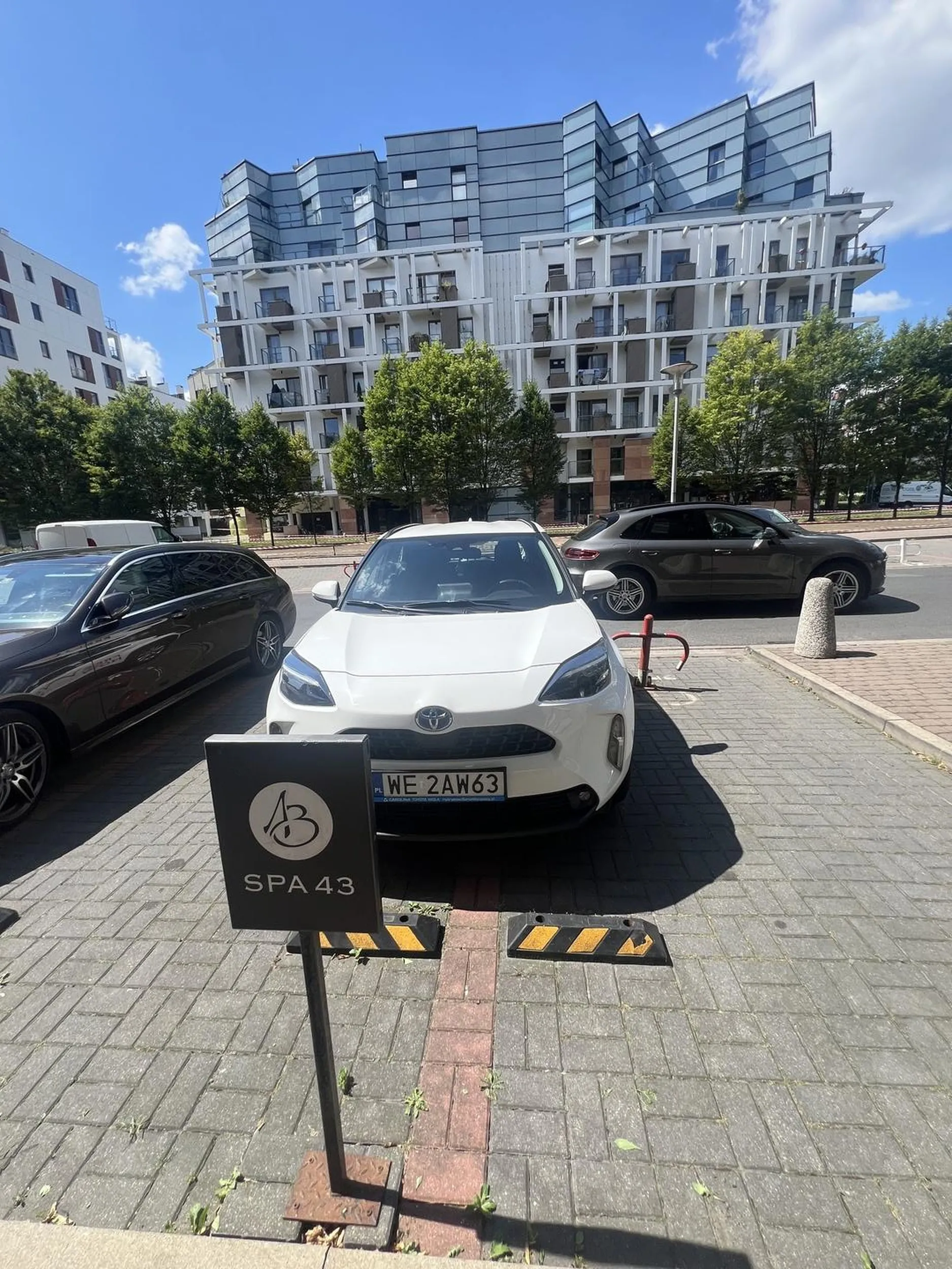Taksówka zaparkowana na DWÓCH miejscach postojowych salonu Spa43, klienci nie mogą skorzystać z miejsca parkingowego. 19.07.24 ul Chodkiewicza Warszawa