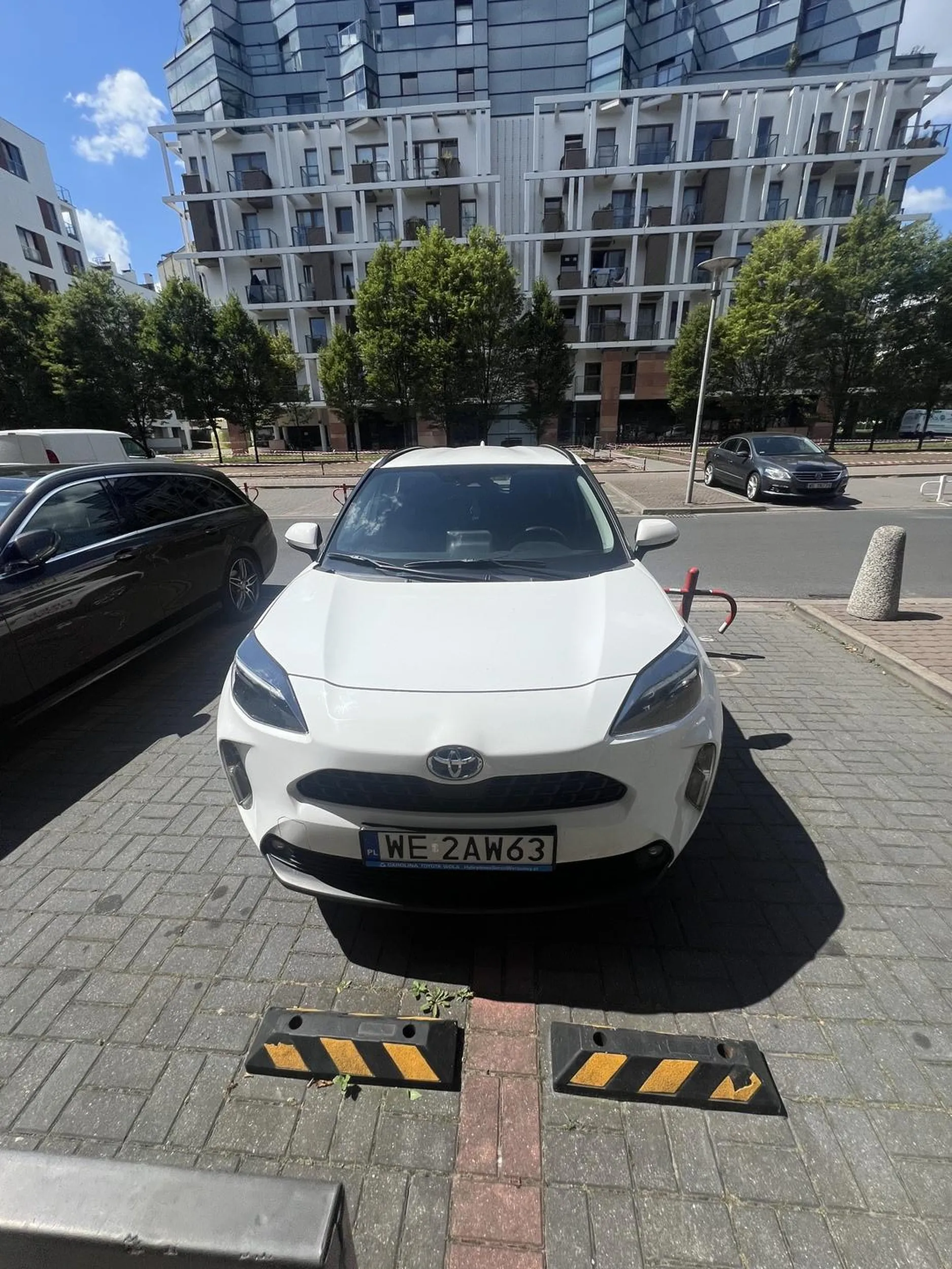 Taksówka zaparkowana na DWÓCH miejscach postojowych salonu Spa43, klienci nie mogą skorzystać z miejsca parkingowego. 19.07.24 ul Chodkiewicza Warszawa