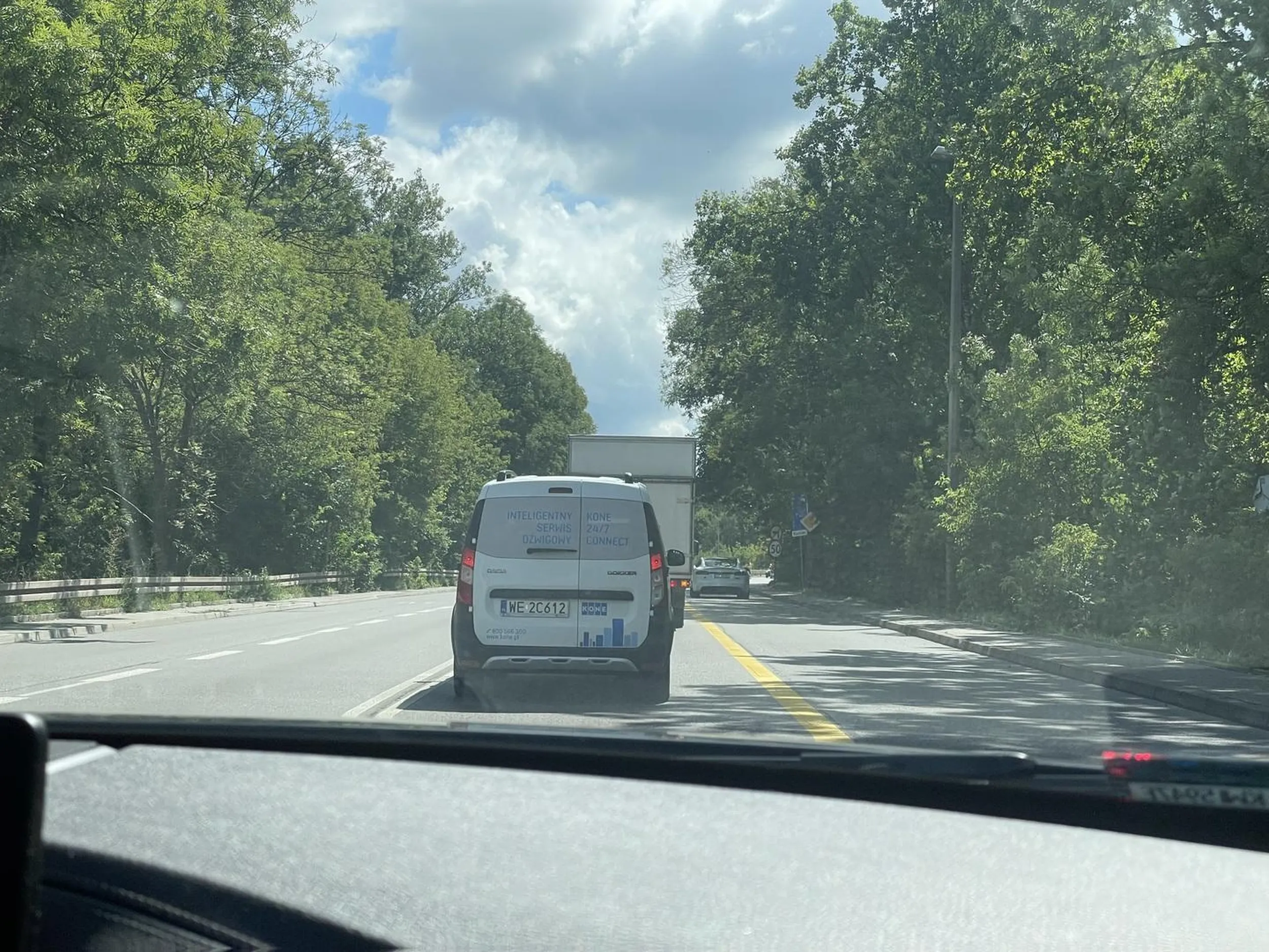 Nie musisz hamować do zera puszczając kogoś, przy okazji wymuszając wjeżdżając na mój pas