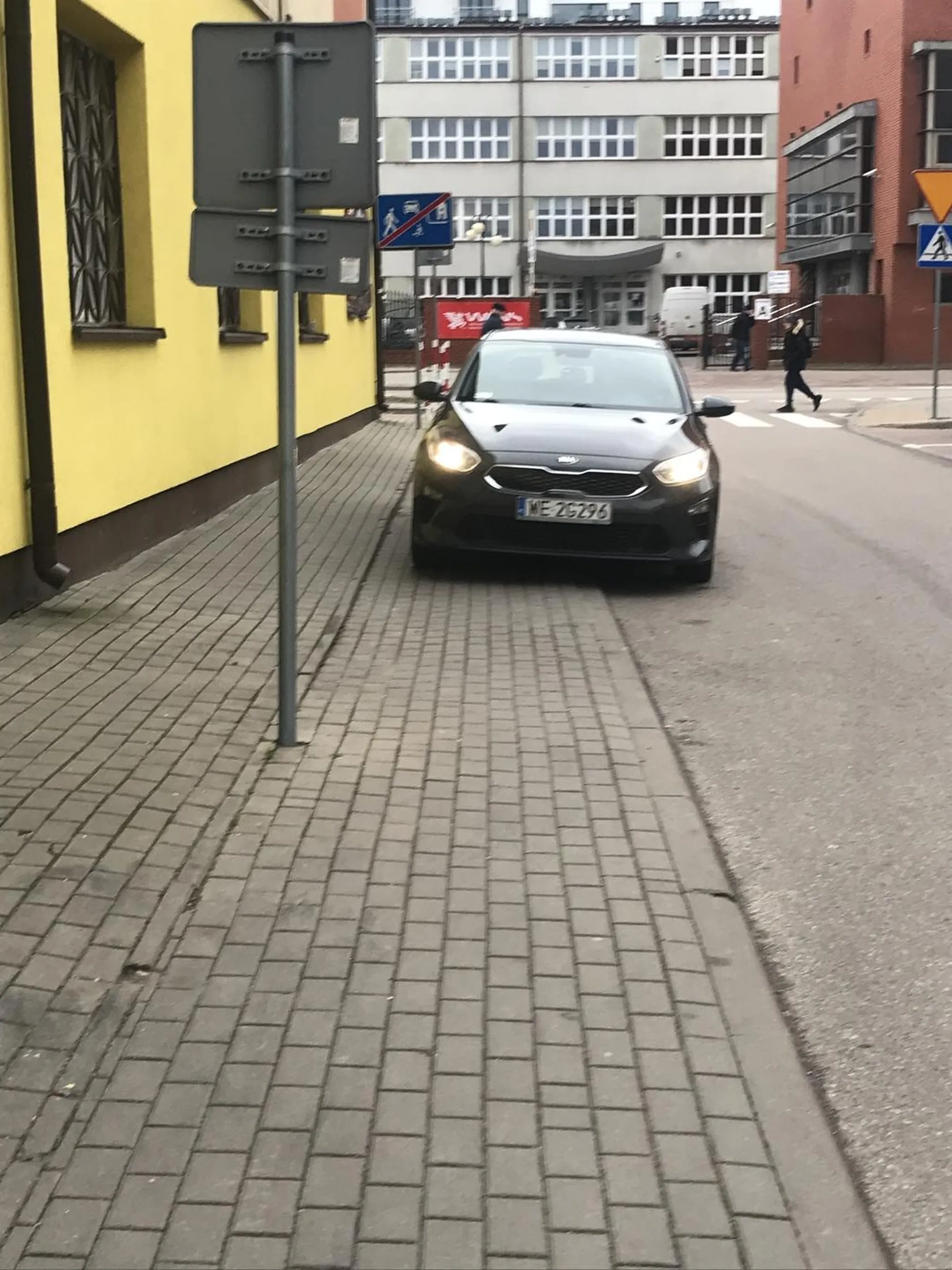 Kobieta gra za kółkiem i rozmawia podczas jazdy