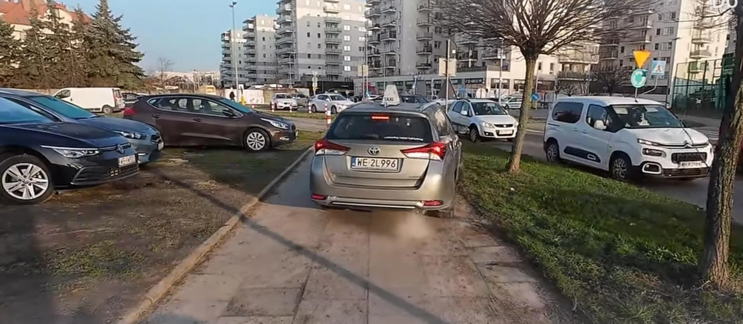 Złotówa po chodniku jeździ