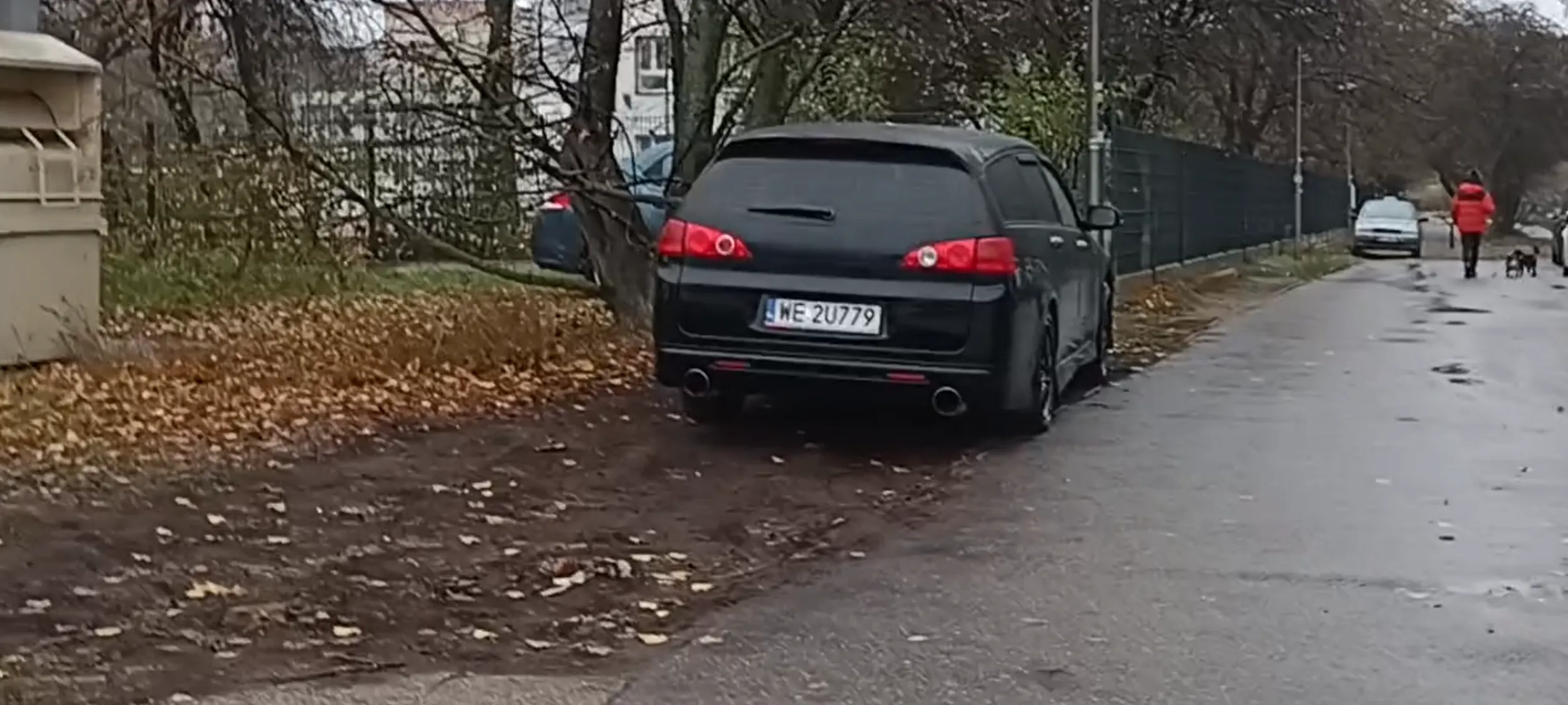Menda parkuje pod szkołą na odnowionym trawniku w wakacje i łazi butami bo psich łupach.