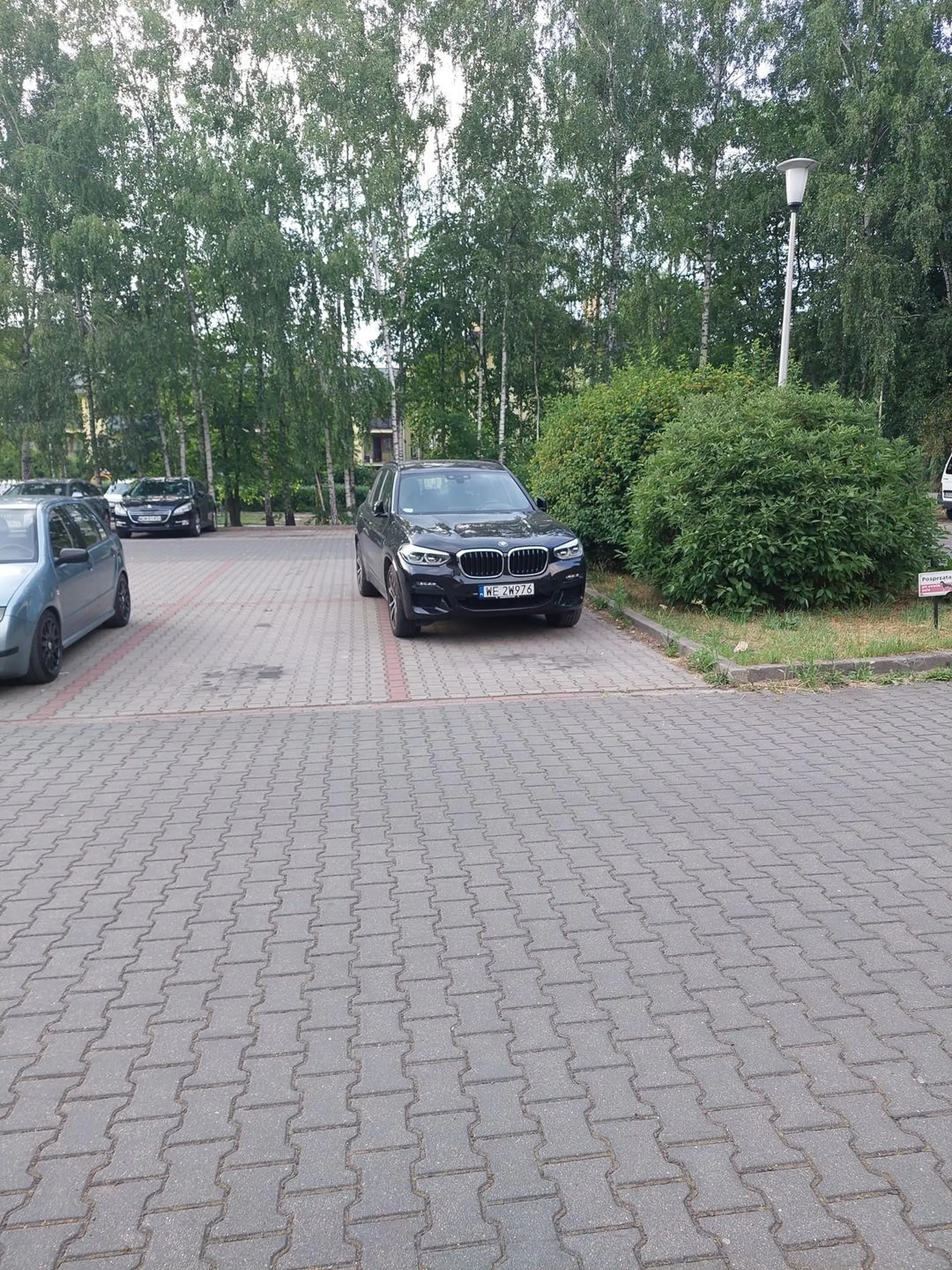 Te auta to chyba muszą mieć wbudowaną antenę DVB-T2, a biedni kierowcy szukają uporczywie sygnału. Jak to inaczej wytłumaczyć..