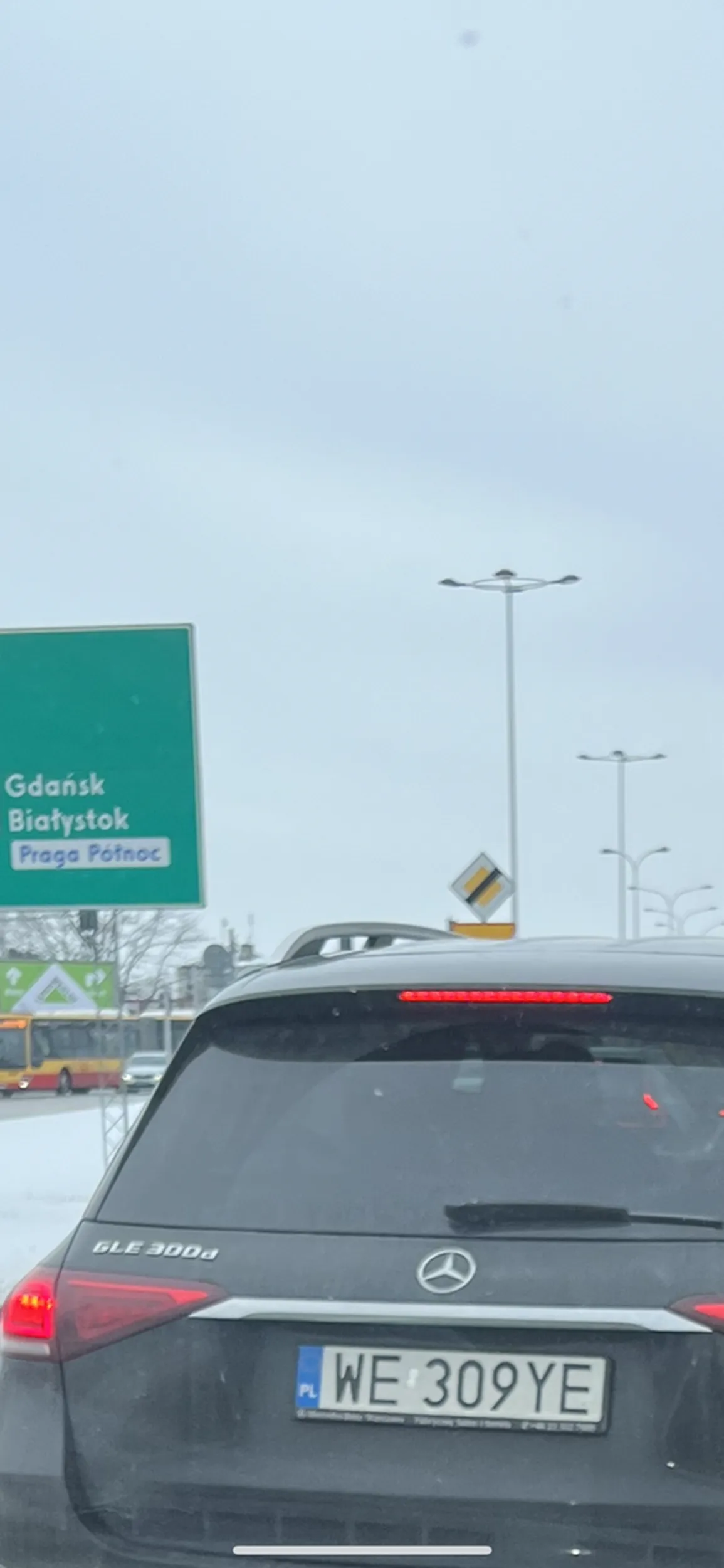 Radzę uważać, dziadek ma lusterka dla ozdoby i ni w ząb nie umie z nich korzystać.