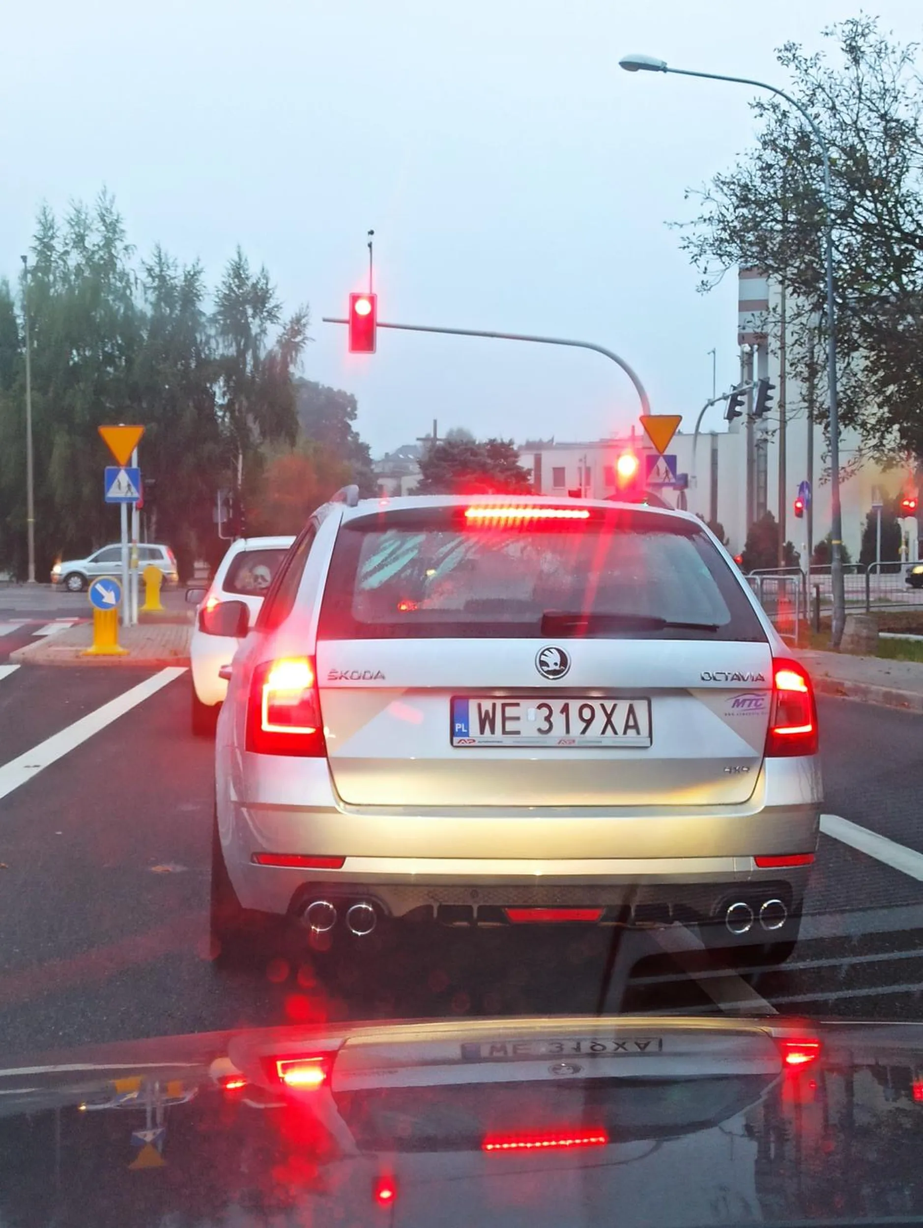 Kierowca skrajnie nieodpowiedzialny, wyprzedza przed przejściem dla pieszych w terenie zabudowanym. Nie zwraca uwagi na rowerzystów czy pieszych. Jedzie na zderzaku slalomem między innymi samochodami. Trochę oleju w głowie by się przydało.