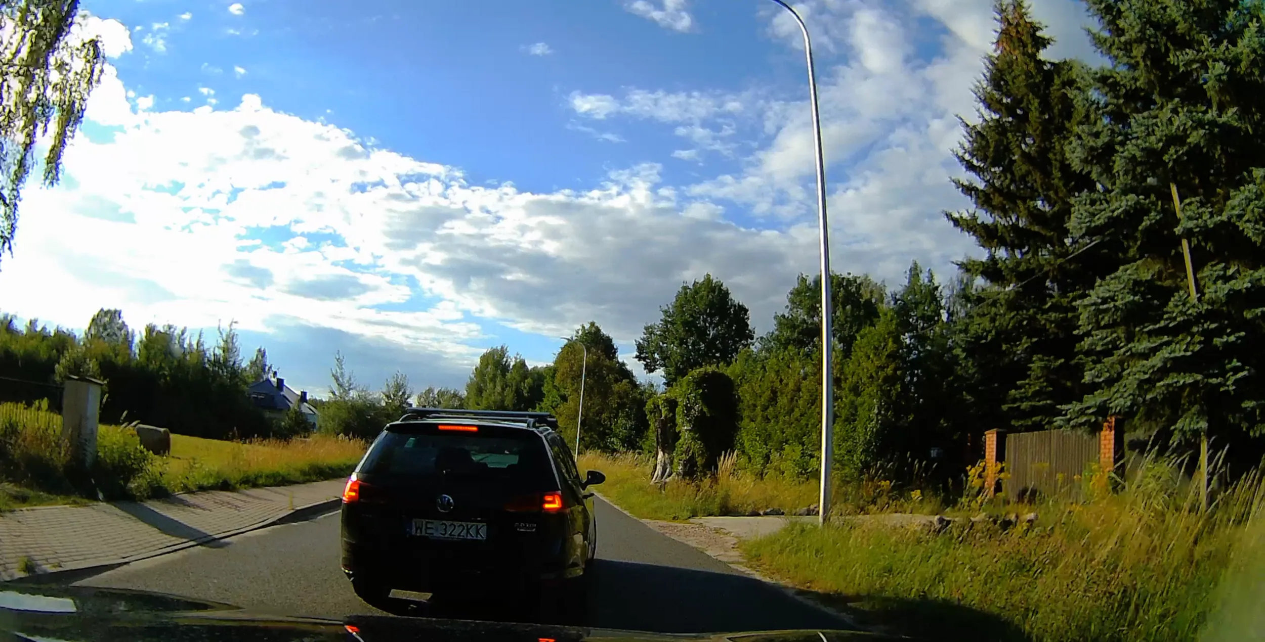 WE322KK, samochód: VOLKSWAGEN GOLF VII VARIANT 13-17 Zajeżdza drogę i celowo hamuje chcąc spowodować stłuczkę, potem jedzie środkiem ulicy wciąż hamując co chwilę. Auto najprawdopodobniej po wielu naprawach blacharsko lakierniczych, dlatego kierowca próbuje je sprzedać. Miejsce zdarzenia: Nadarzyn, ul. Komorowska przed Jodłową