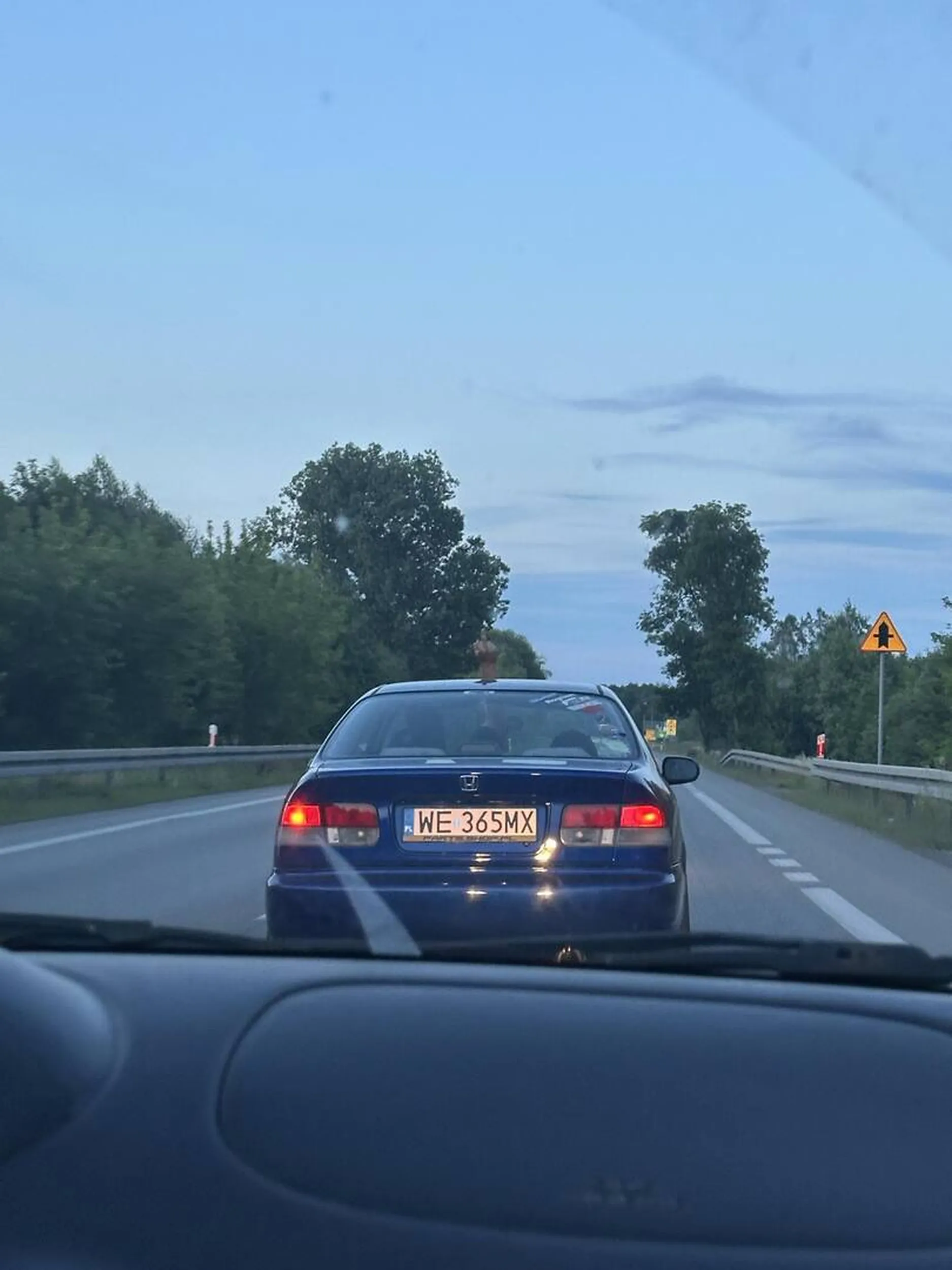 Kierowca cham i prostak, powiedziałem mu na światłach, że ten złom tak dymi, że idzie się udusić od smrodu oleju jadąc za nim, na zdjęciu jego odpowiedź