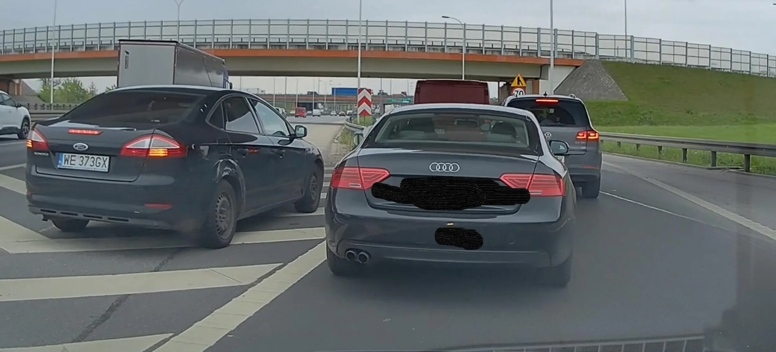 W stadzie zawsze się znajdzie czarna owca, np jak ta z forda... Wszyscy czekają na swoją kolej w korku, ale temu się śpieszy bardziej niż innym i po pasie wyłączonym z ruchu, linia ciągła, na chama... Książe z wawy...