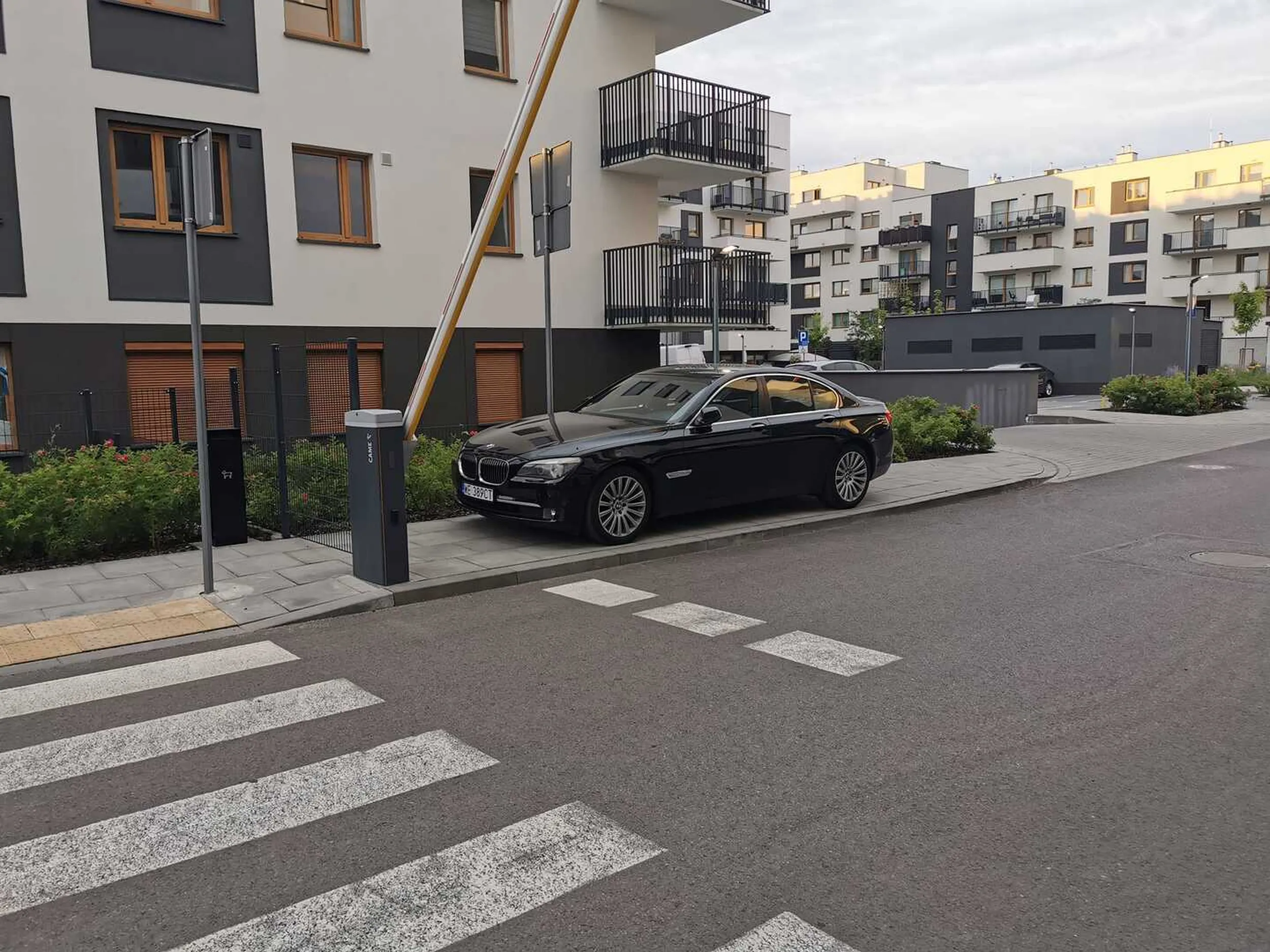 Chłop bez wyobraźni parkuje na chodniku, gdzie nie można przejść z wózkiem. Zastanów się buraku nad swoim zachowaniem.