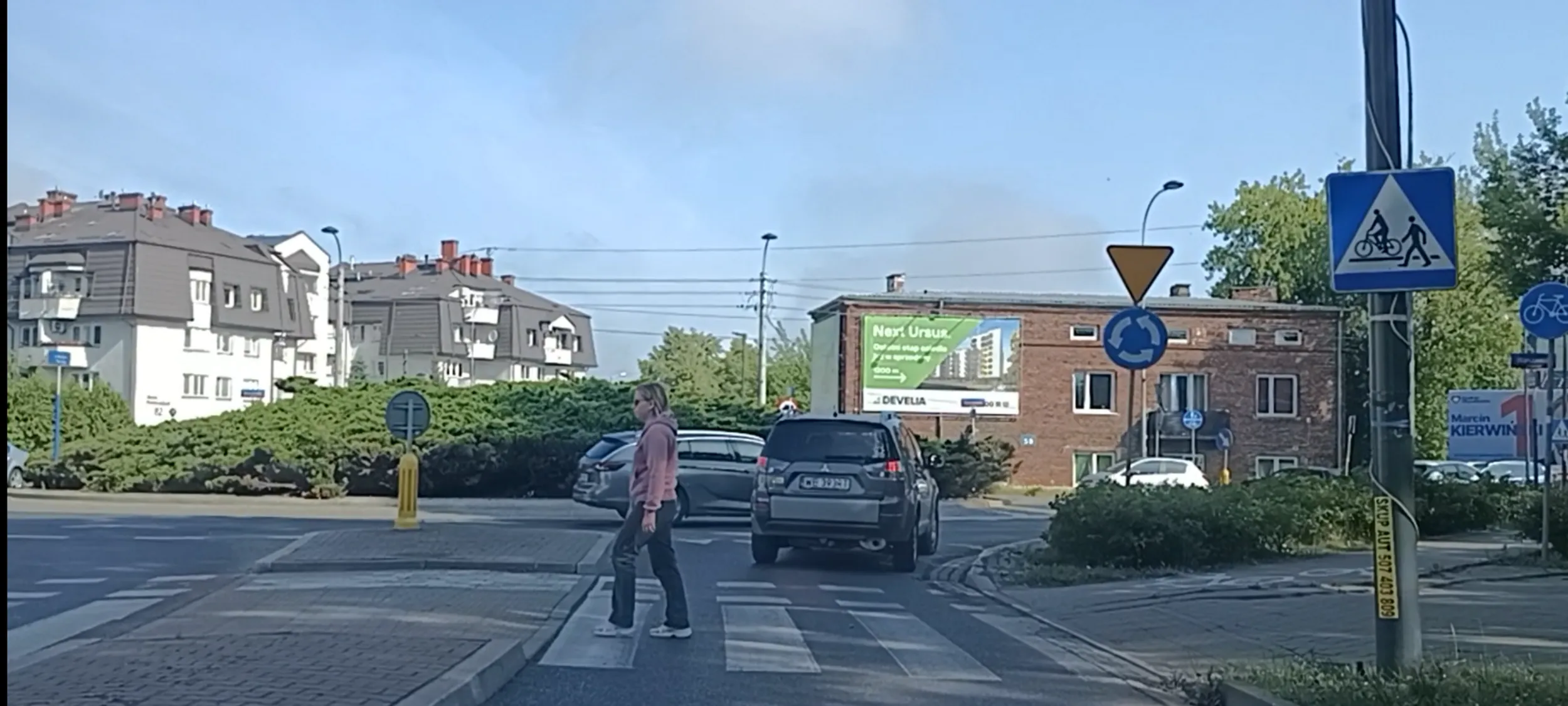 Bandyta drogowy przejeżdża przed nosem pieszej zbliżającej się do pasów przejścia dla pieszych