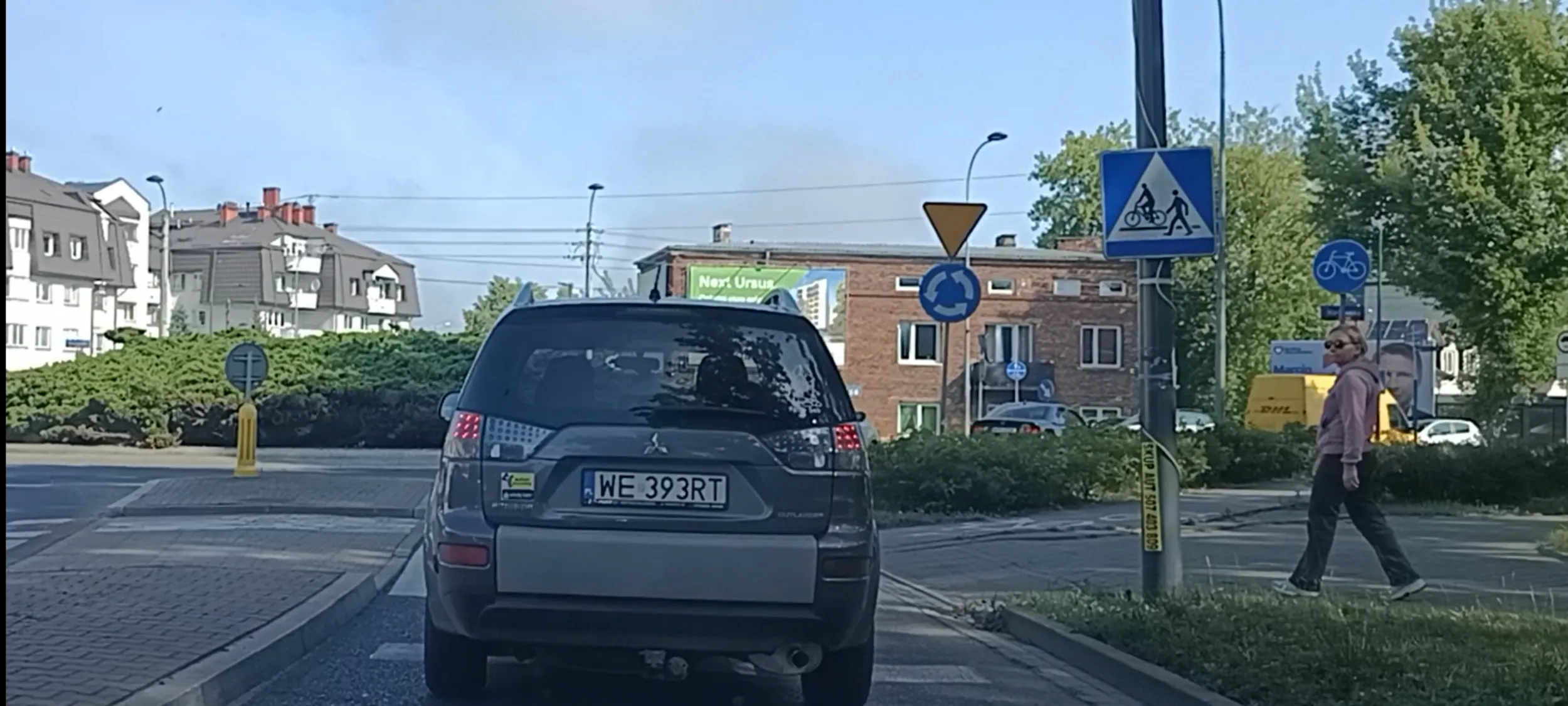 Bandyta drogowy przejeżdża przed nosem pieszej zbliżającej się do pasów przejścia dla pieszych